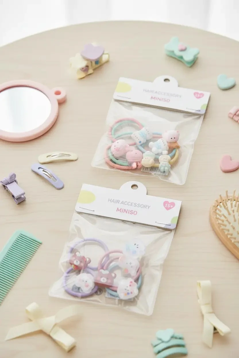 Miniso Lisanslı Çantalı Seri Saç Lastikleri 6 Adet – 12 Cm Kompakt Organizerli Toka Seti