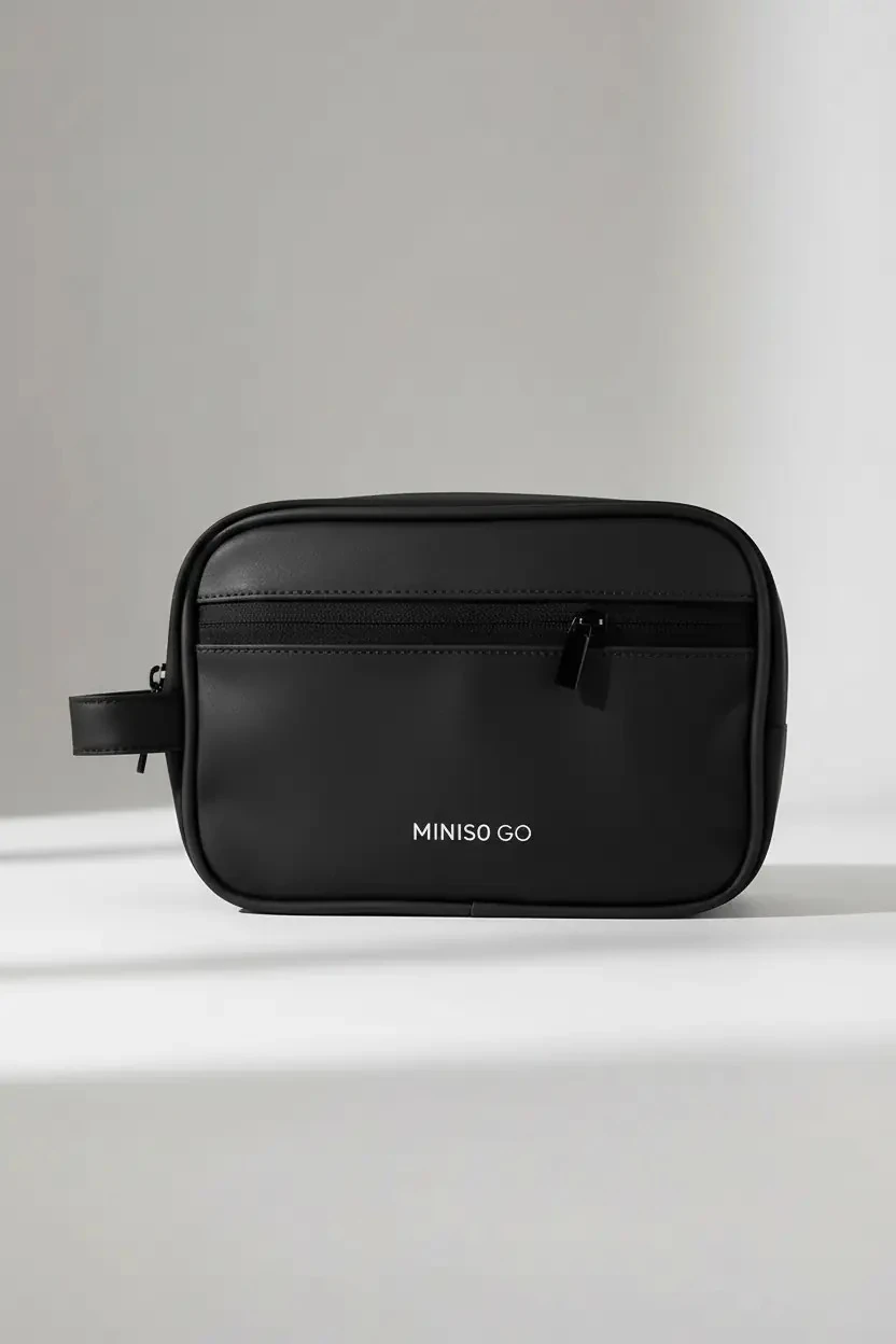 Miniso Lisanslı Büyük Kapasiteli Seyahat Çantası 23.5 Cm Siyah – Bölmeli Pratik Organizer