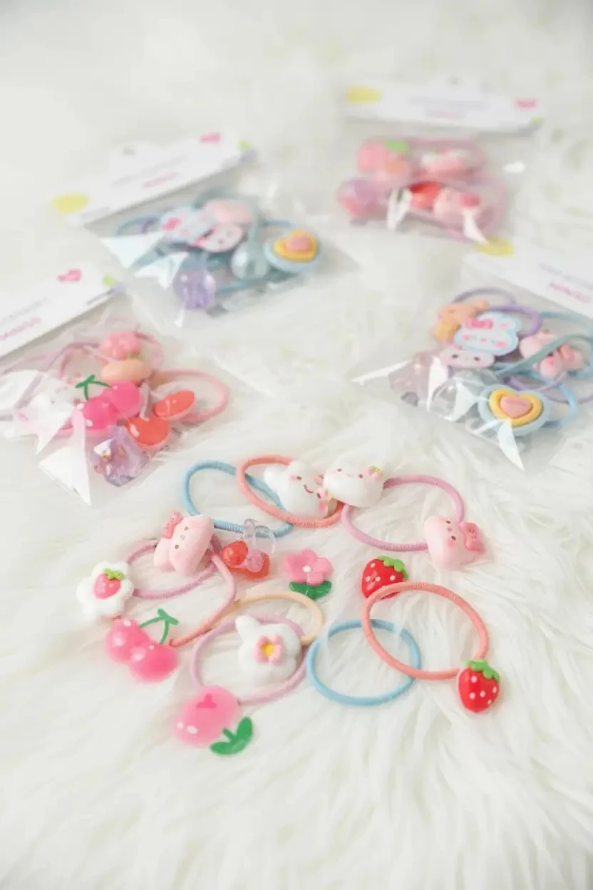 Miniso Lisanslı Çantalı Seri Saç Lastiği Seti – 6 Adet – Pastel Renkli & Figürlü Düzenleyici