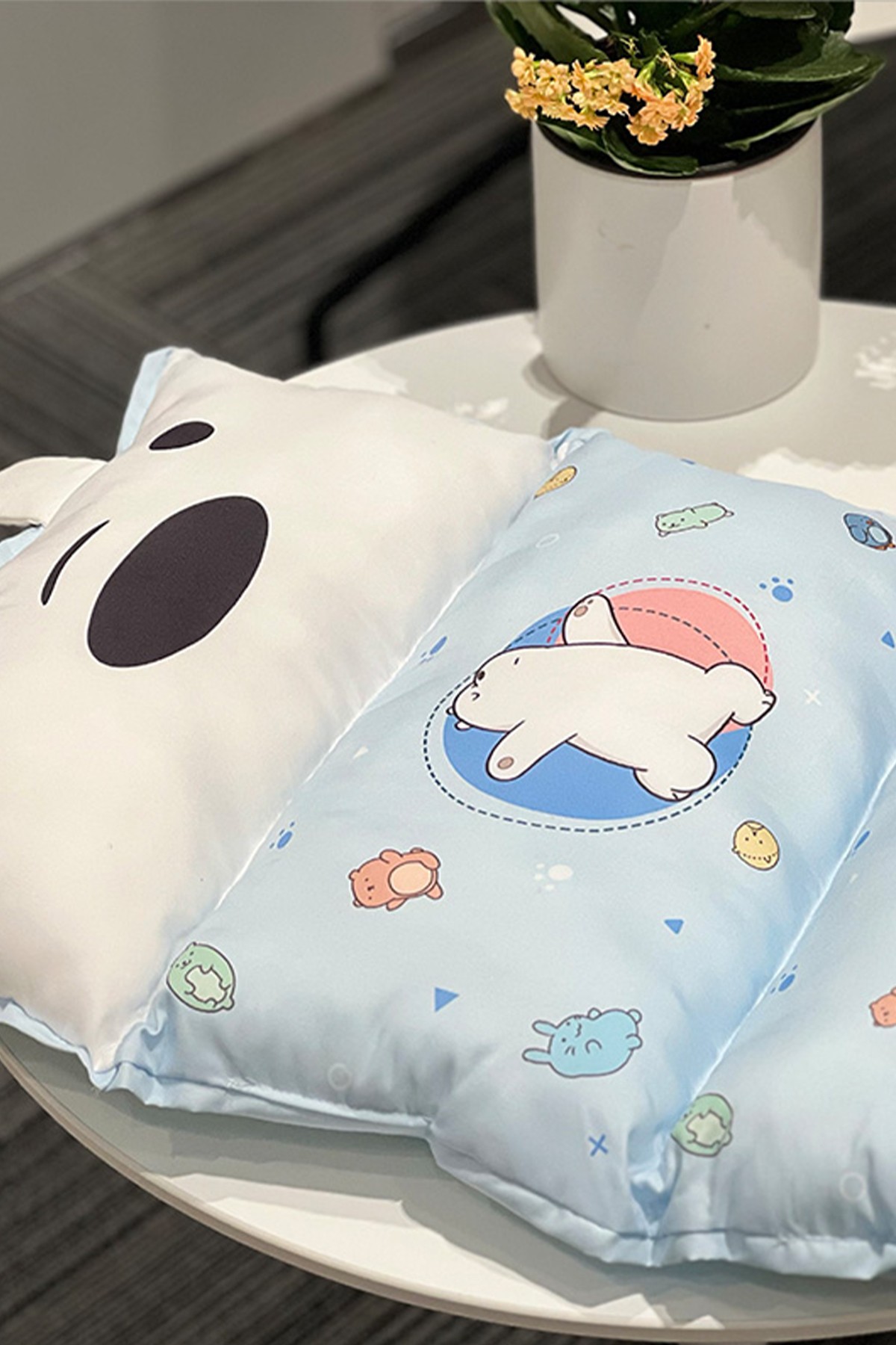 We Bare Bears Lisanslı Katlanabilir Şekerleme Yastığı - Kutup Ayısı (Outlet)