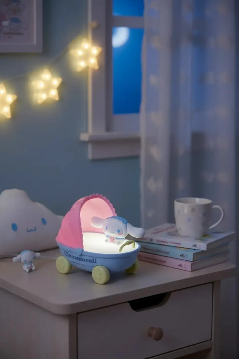 Sanrio Lisanslı Cinnamoroll Bebek Arabası Temalı Dekoratif LED Gece Lambası ve Oda Aydınlatması
