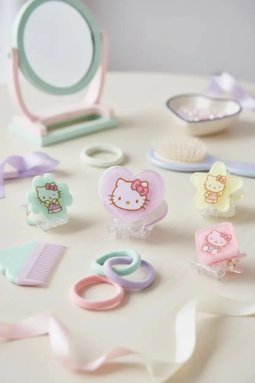 Hello Kitty Lisanslı Küçük Saç Pençe Tokaları – Kalp Detaylı & Pratik
