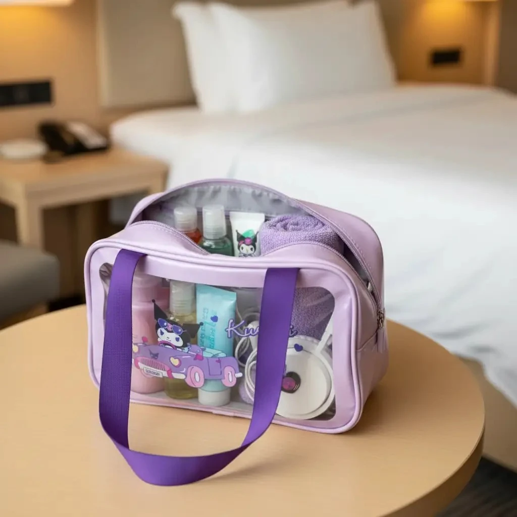 Sanrio Lisanslı Kuromi Seyahat Çantası - PU Deri ve PVC Detaylı Fonksiyonel Kozmetik Çantası