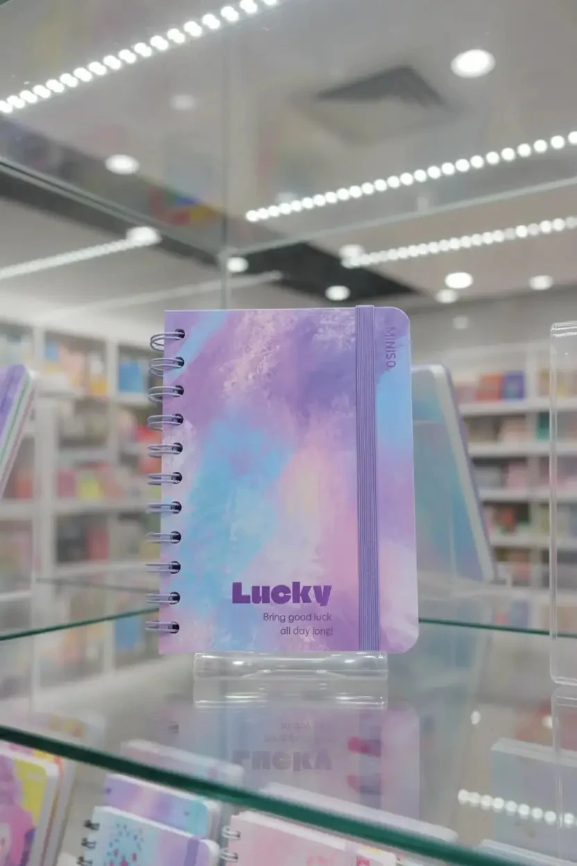 Miniso Lisanslı Pastel Serisi A5 Tel Ciltli Lastikli Defter 100 Sayfa – Mor