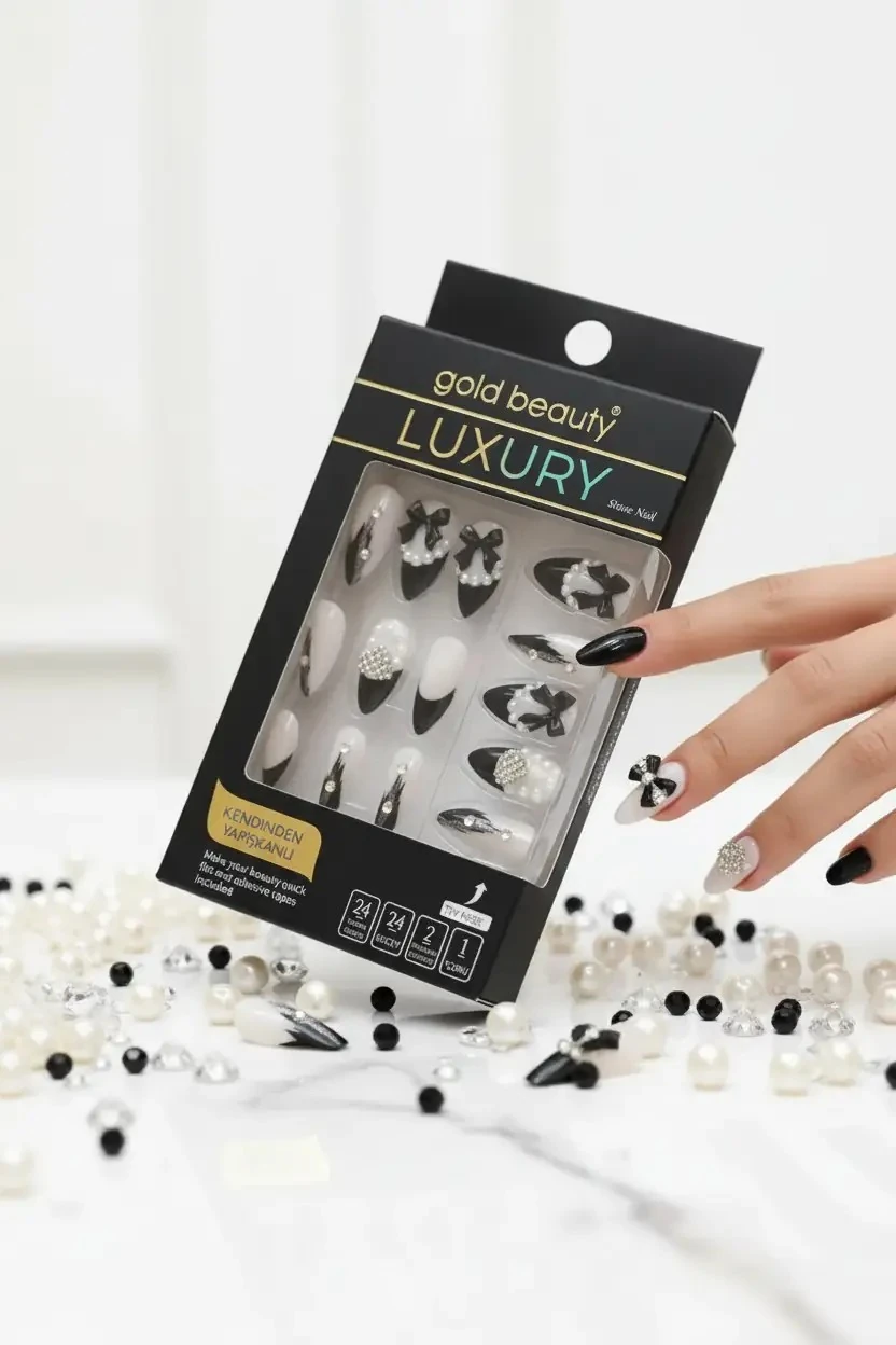 Gold Beauty Taşlı Takma Tırnak – Kendinden Yapışkanlı ve Zarif Detaylı Pratik Set