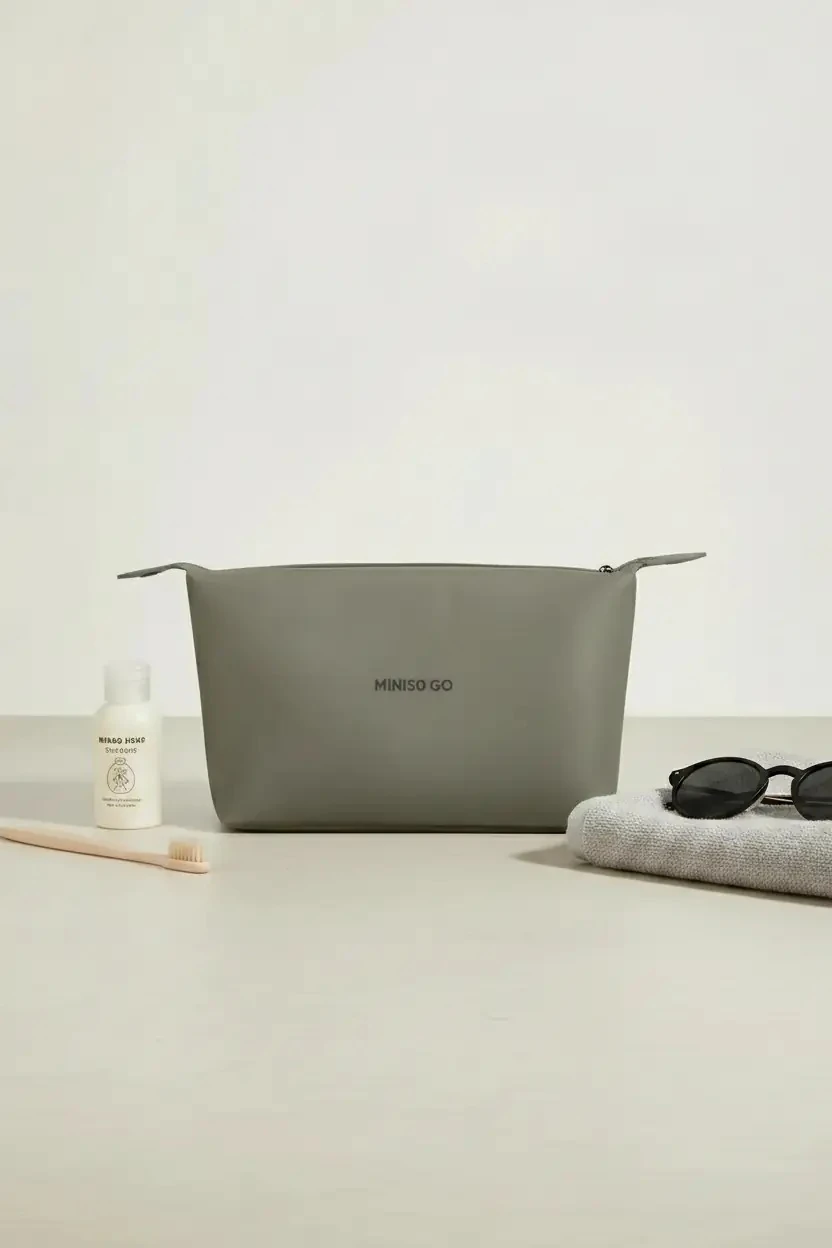 Miniso Lisanslı Büyük Kapasiteli Seyahat Çantası 22 Cm Yeşil – Pratik Organizer Çanta