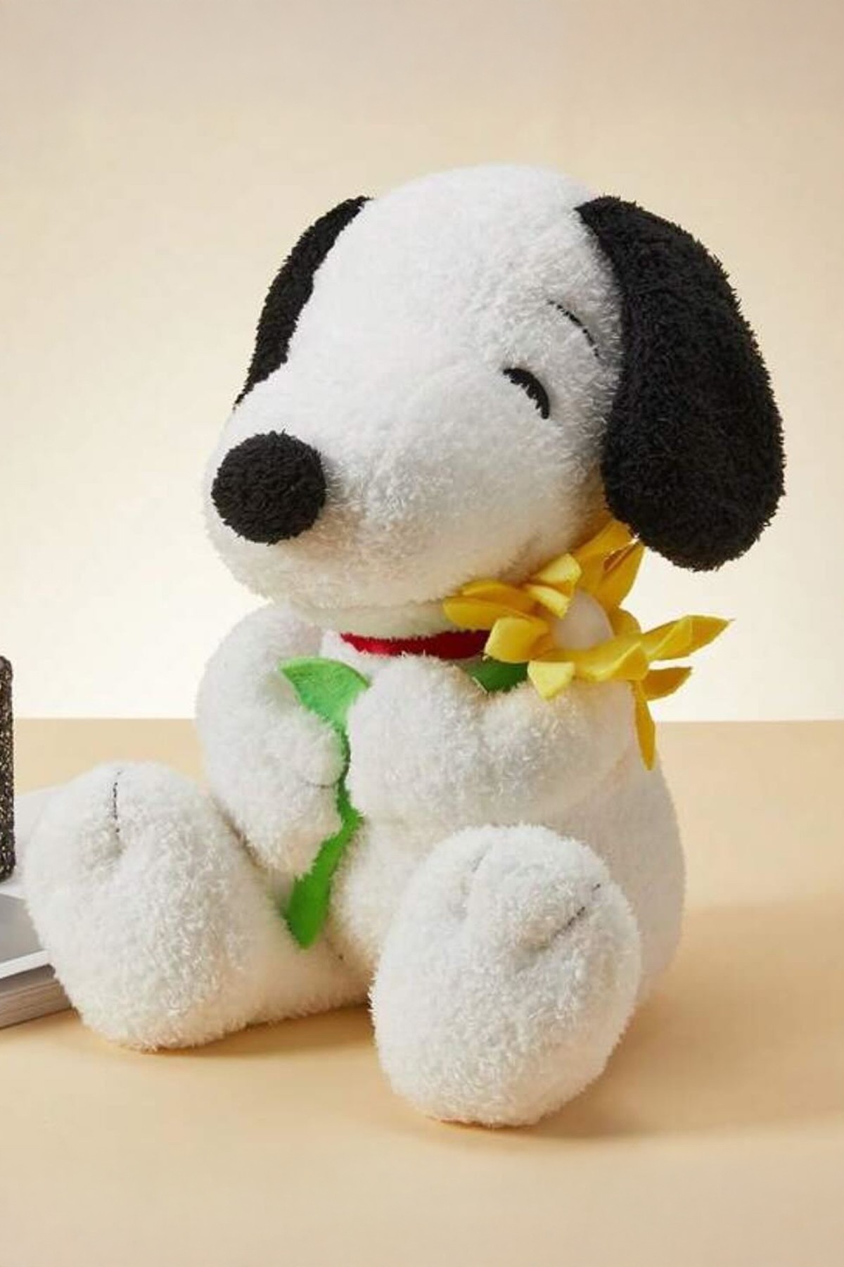 Snoopy Lisanslı Çiçekli Peluş Oyuncak (30cm) (Outlet)
