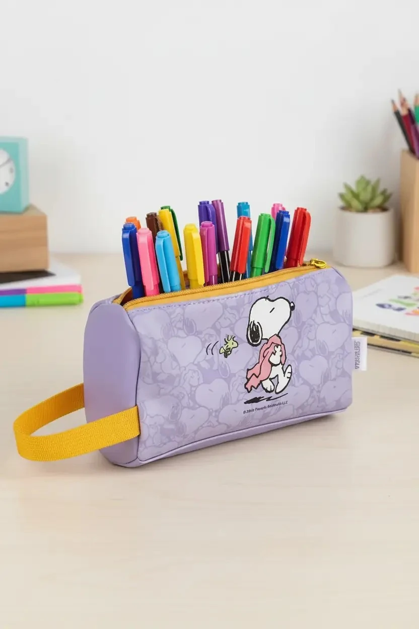 Snoopy Lisanslı Seyahat Serisi Tutacaklı Kalemlik (Mor)