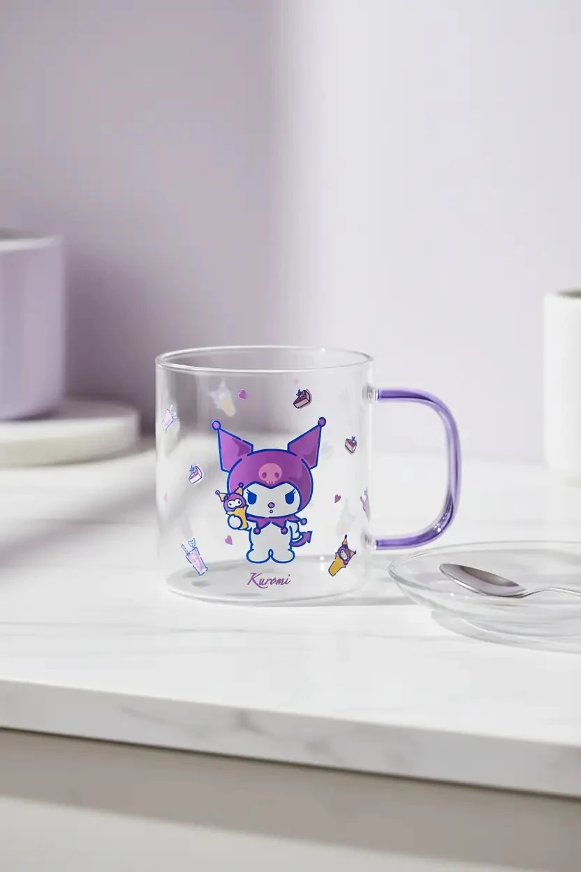 Sanrio Lisanslı Kuromi Renkli Saplı Cam Bardak – Borosilikat Cam Estetik Kupa 420 mL