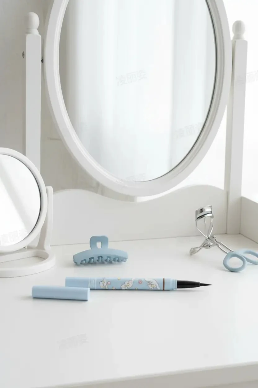 Sanrio Lisanslı Cinnamoroll Likit Eyeliner 03 Açık Kahverengi – Doğal ve Zarif Görünüm