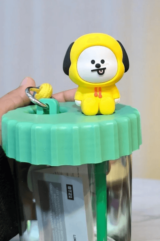 BT21 Lisanslı Süslemeli ve Askılı Plastik Şişe (520mL) - Chimmy