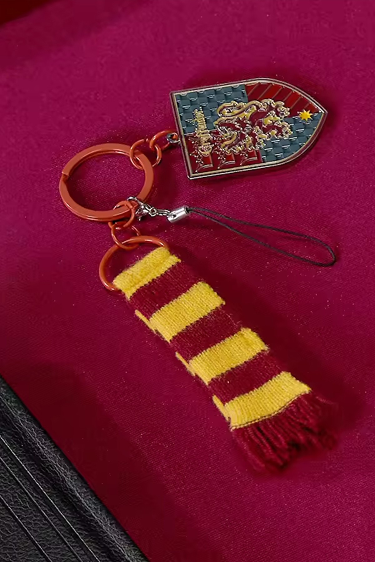 Harry Potter Lisanslı Atkı Charmlı Telefon Taşıma İpi (Gryffindor)