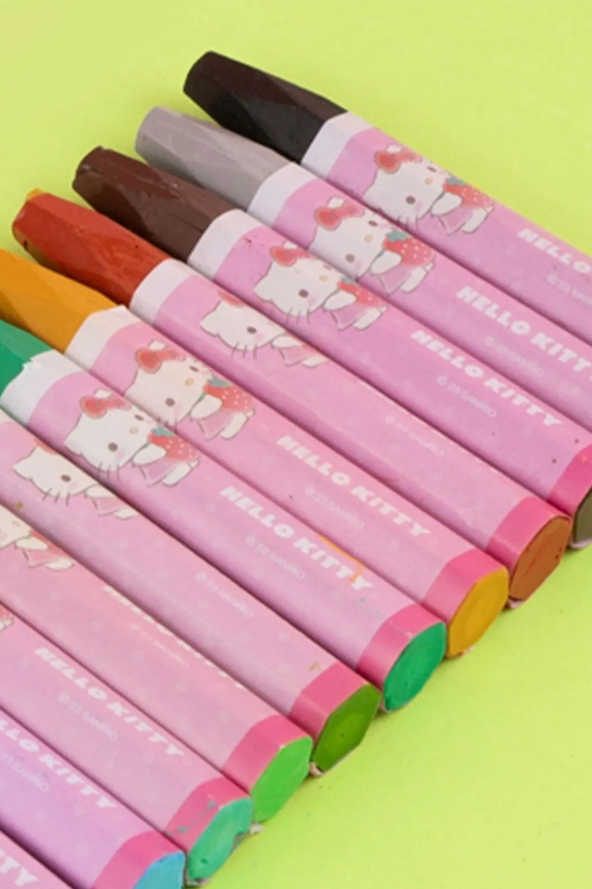 Sanrio Lisanslı Hello Kitty Çilek Serisi 24'lü Yağlı Pastel Boya Kalemi Seti