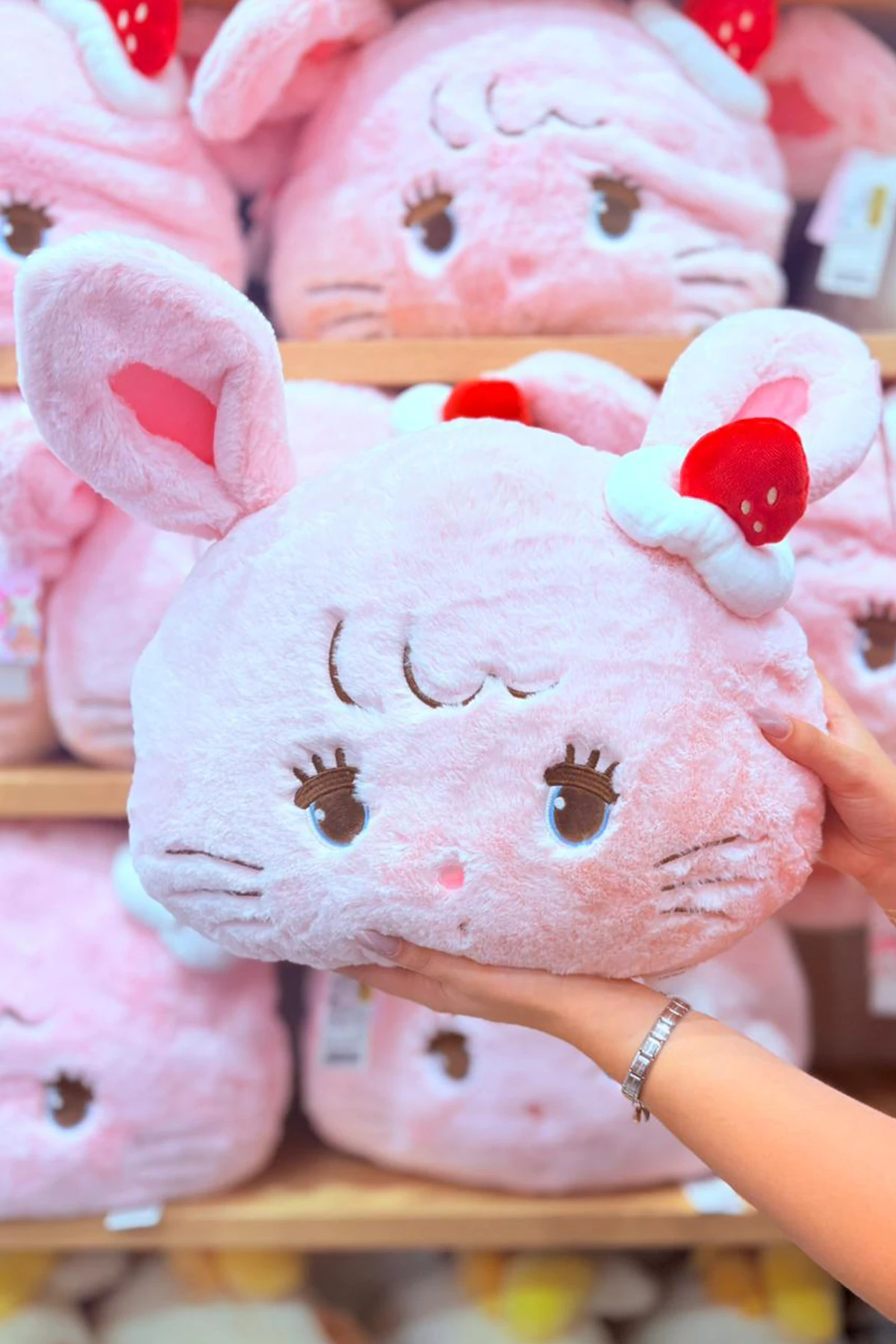 Mikko Lisanslı Çilek Serisi Peluş Yastık - Cammy (Outlet)