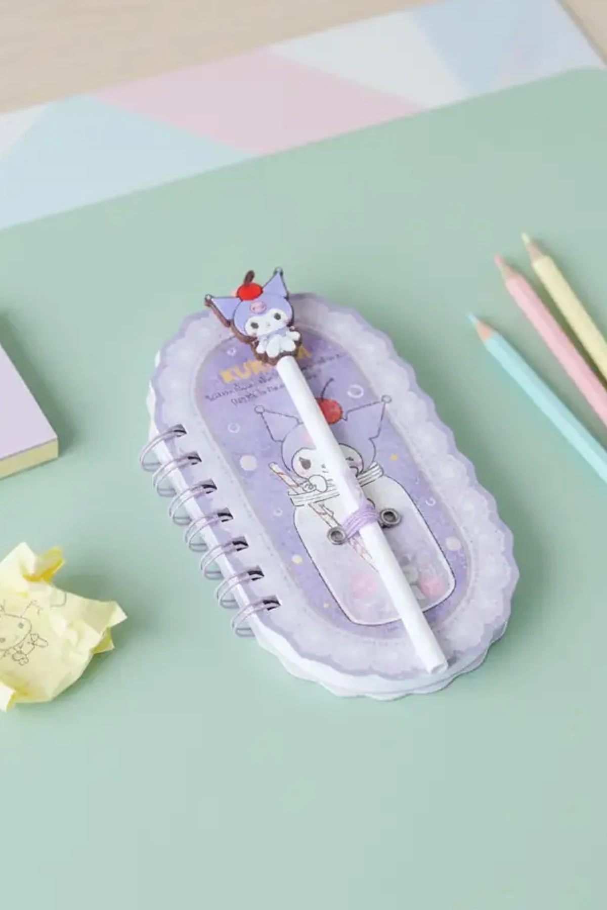 Sanrio Lisanslı Kuromi Renkli Yaz Serisi Pipetli Figürlü Telli Defter – Holografik Kapaklı Spiral Defter 17.3 Cm