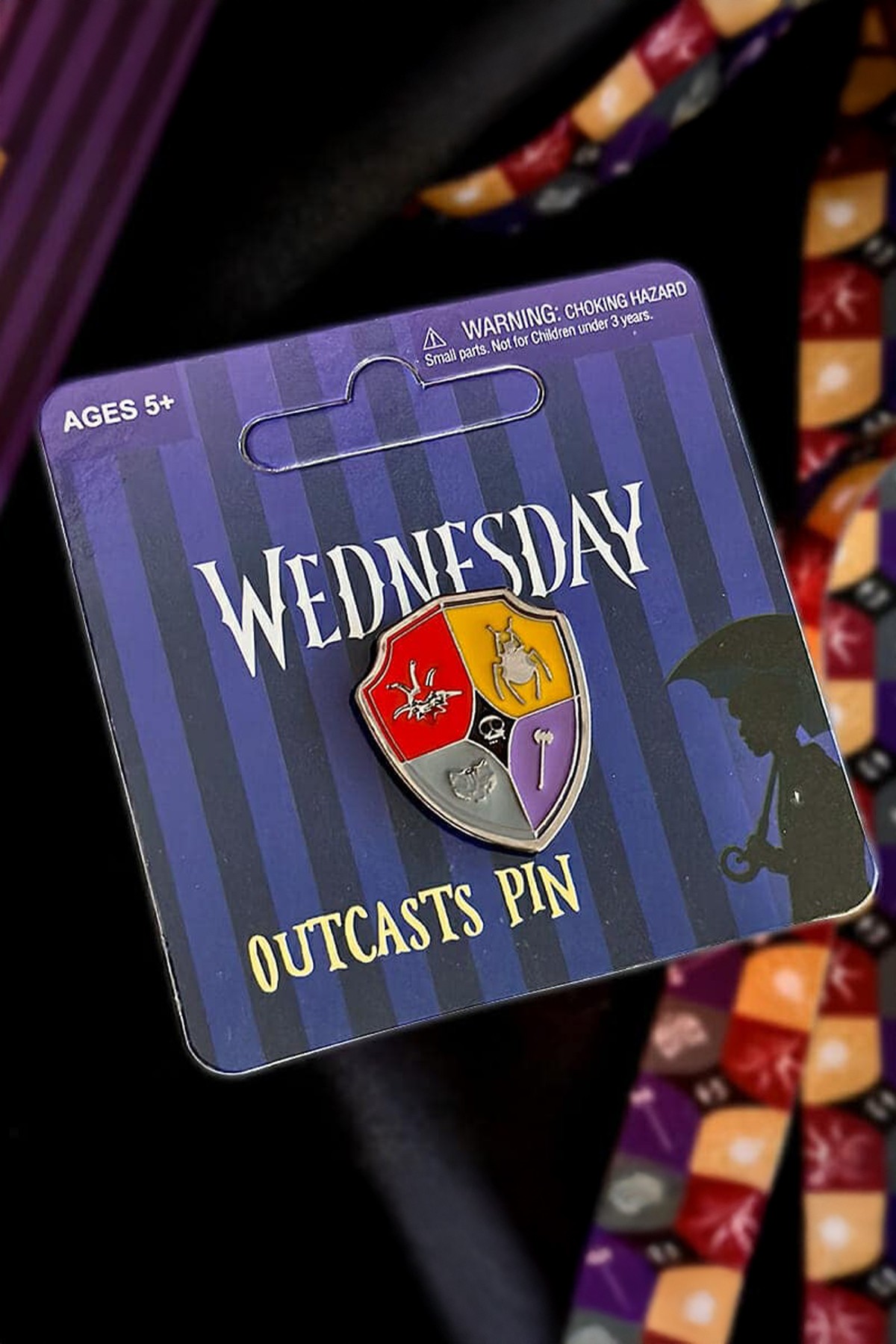 Wednesday Lisanslı Outcasts Rozet