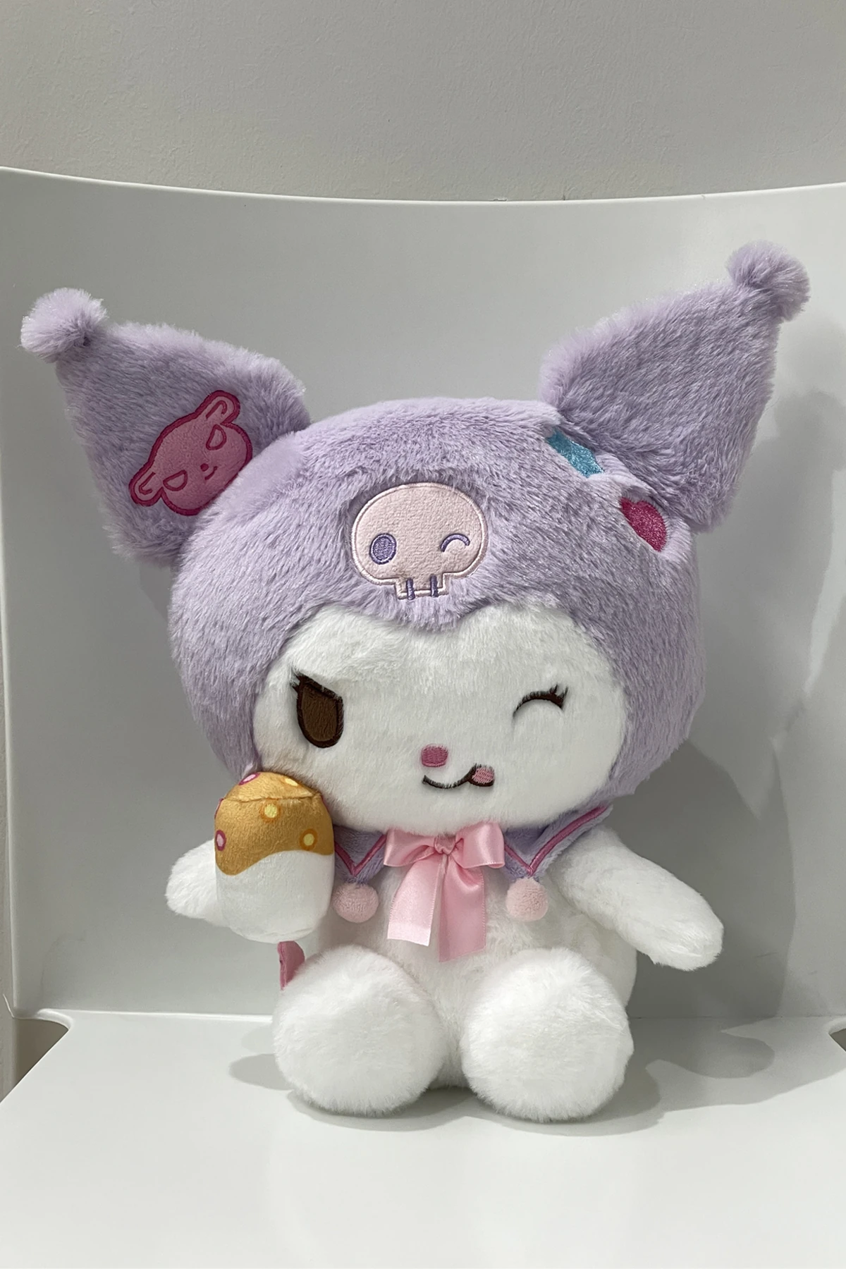 Sanrio Lisanslı Kuromi Tatlı Fabrikası Serisi 28cm Oturan Peluş Oyuncak