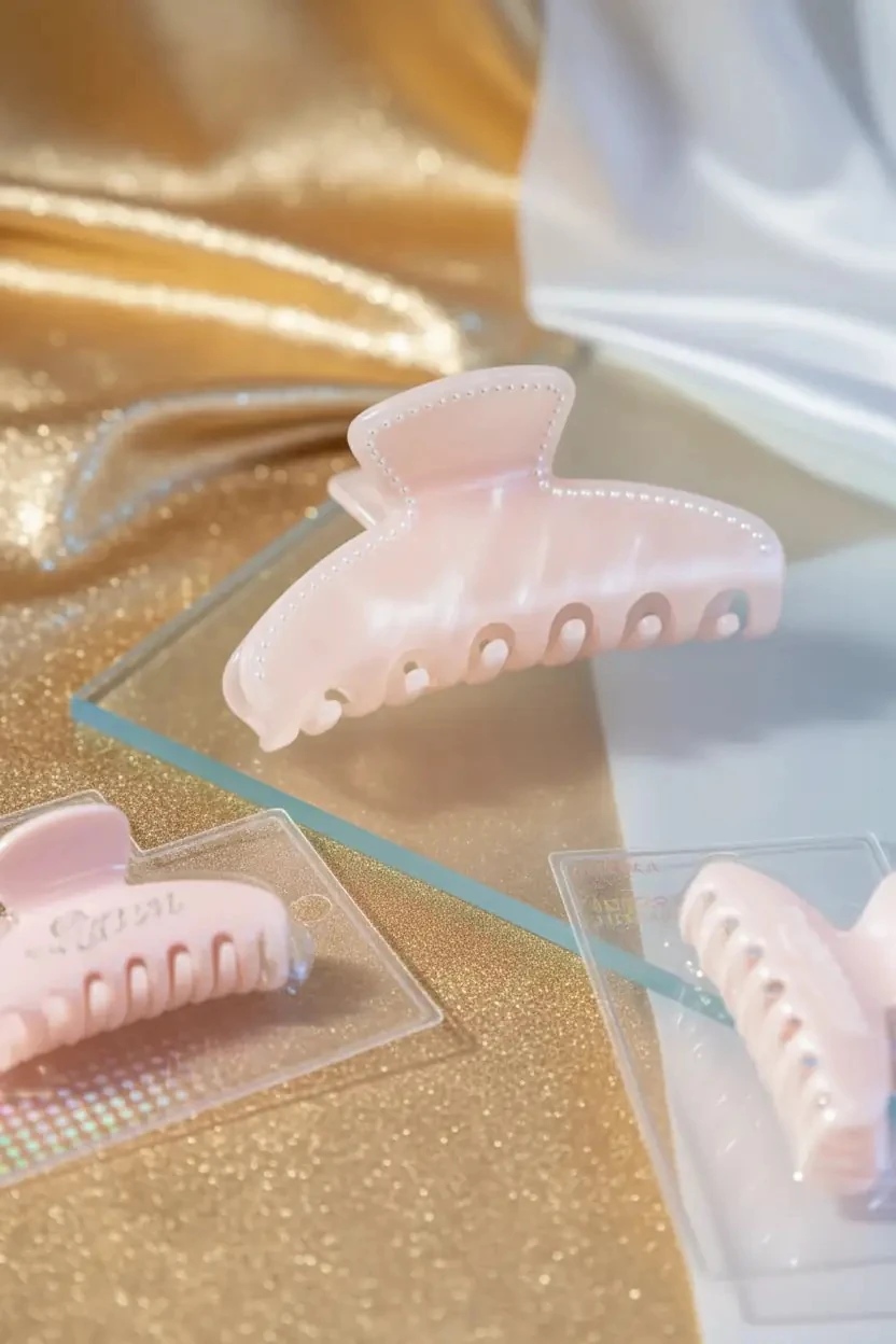 Miniso Lisanslı Pembe Işıltılı Kıskaç Toka - İnci Pembesi Parlak Yüzeyli PVC Saç Aksesuarı ve Güçlü Tutuşlu Toka