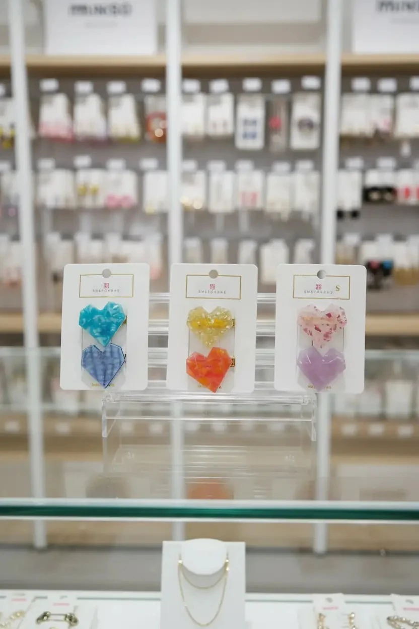 Akrilik Renkli Kalp Pens Toka – Modern Tasarım & Pratik Saç Sabitleyici