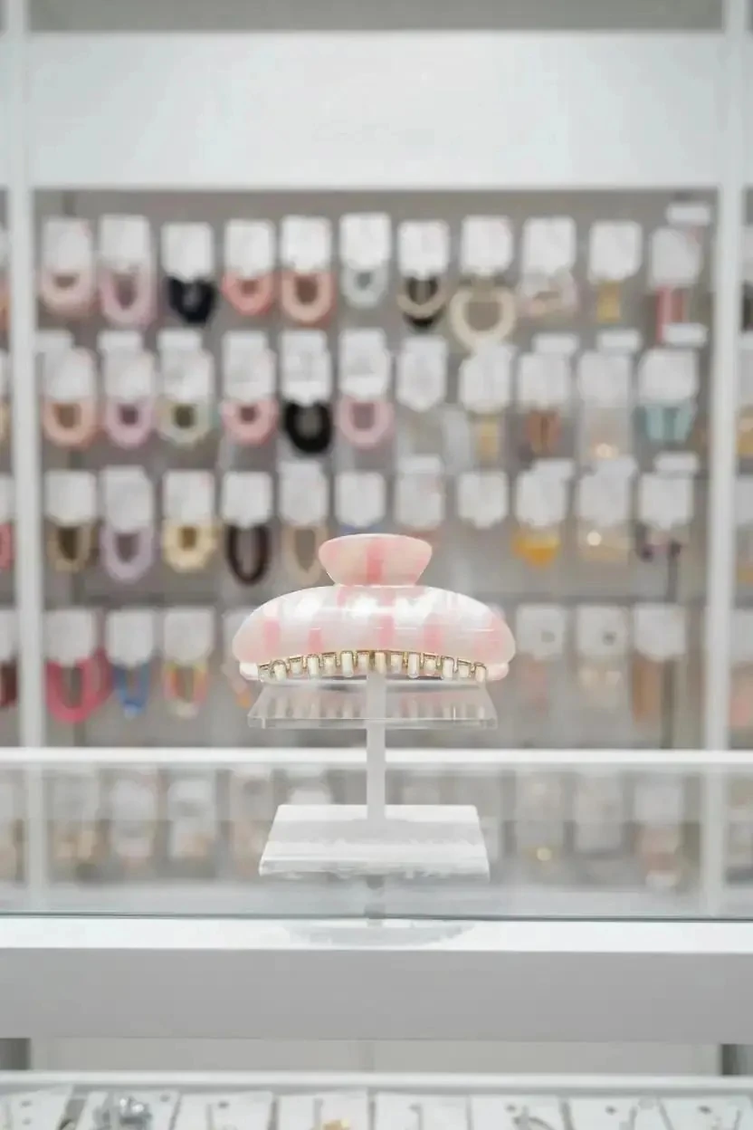 Miniso Lisanslı Pembe Mermer Desenli Mandal Saç Tokası 11 Cm – Güçlü Tutuşlu