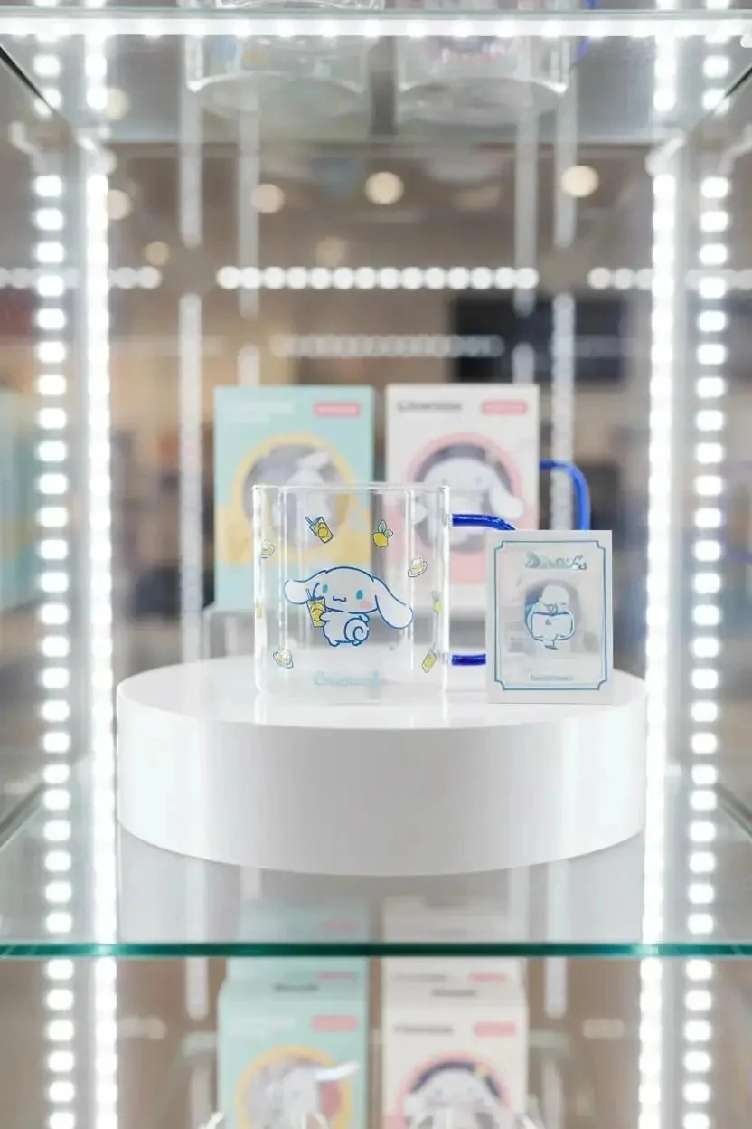 Sanrio Lisanslı Cinnamoroll Cam Bardak 420 Ml – Renkli Saplı Şeffaf Tasarım