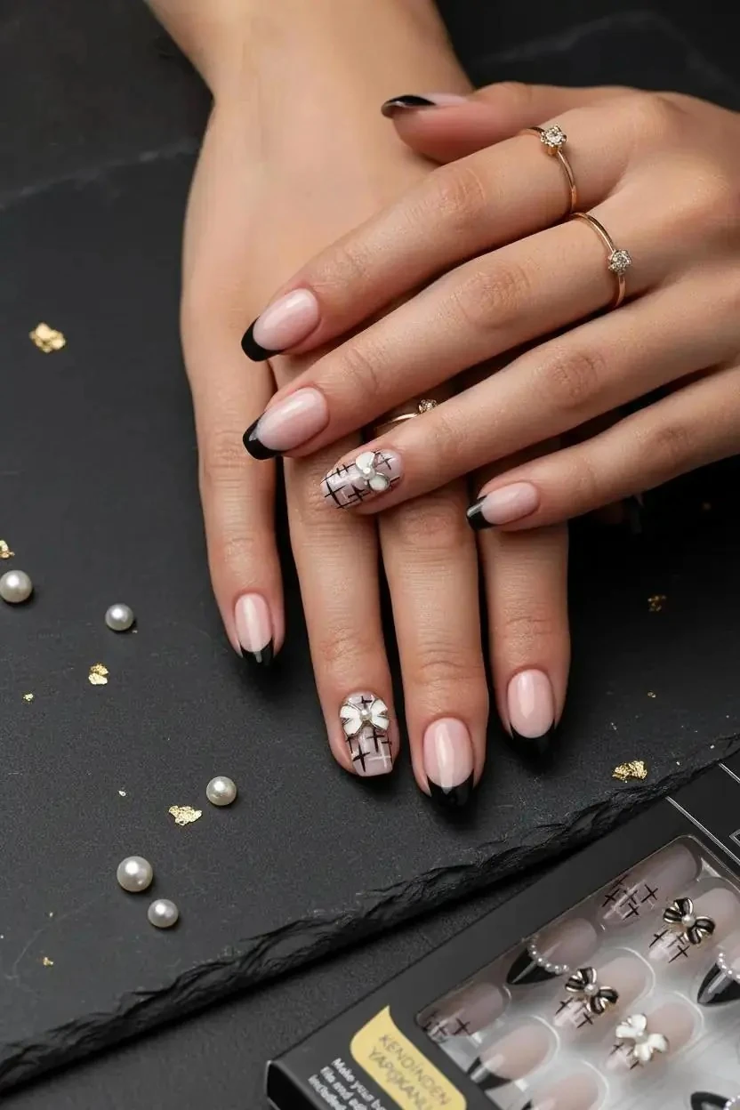Gold Beauty Taşlı Takma Tırnak – Kendinden Yapışkanlı ve Zarif Detaylı Pratik Set