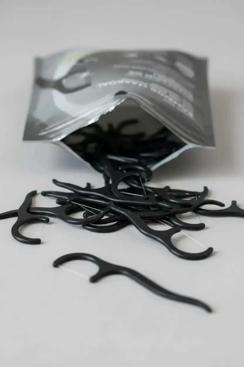 Miniso Lisanslı Bambu Kömürlü Çift Yönlü Diş İpi – Ekstra Temizlik Ve Ferahlık (102 Adet) 20 Cm