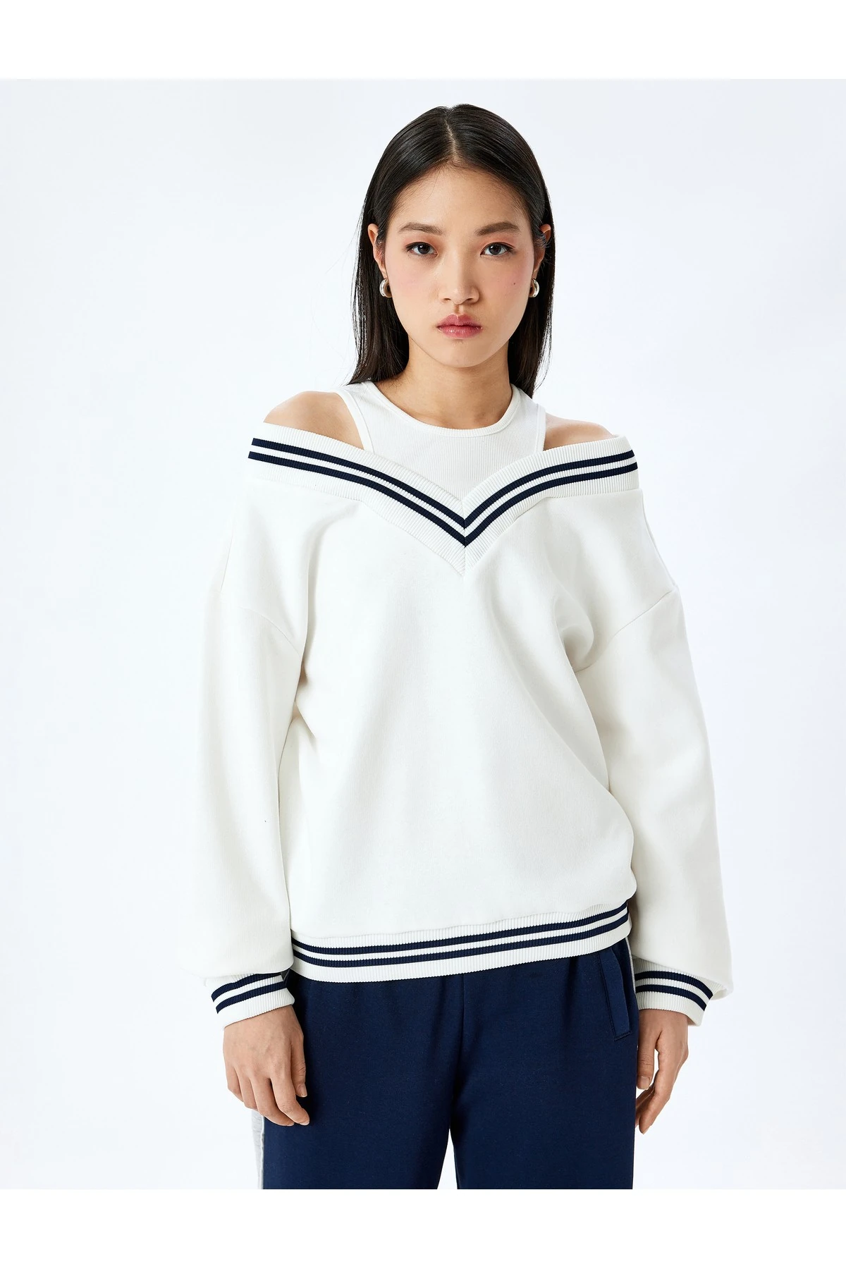 Şardonlu Biyeli Oversize V Yaka Atlet Detaylı Sweatshirt