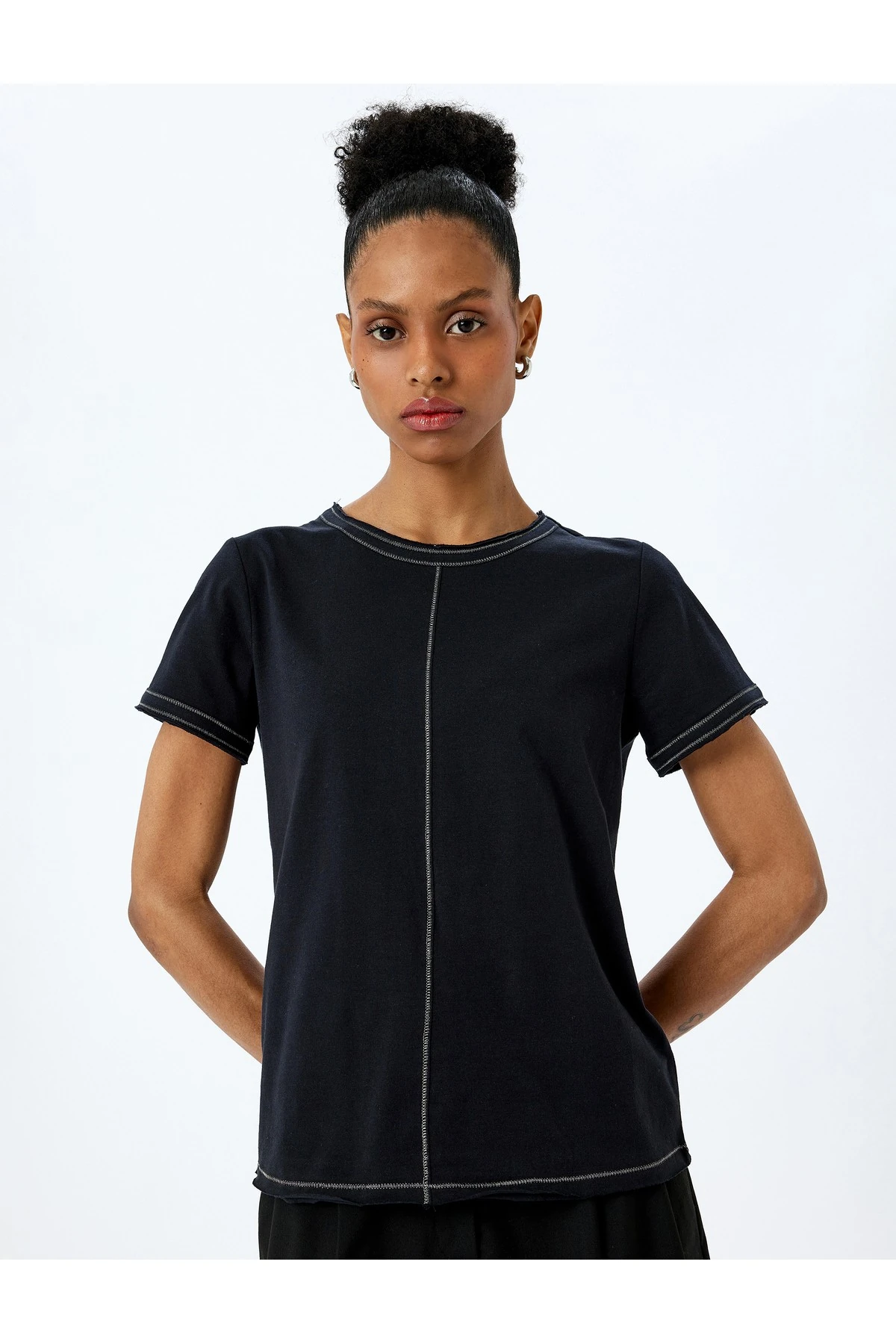 Pamuklu Dikiş Detaylı Kısa Kollu Bisiklet Yaka Tişört