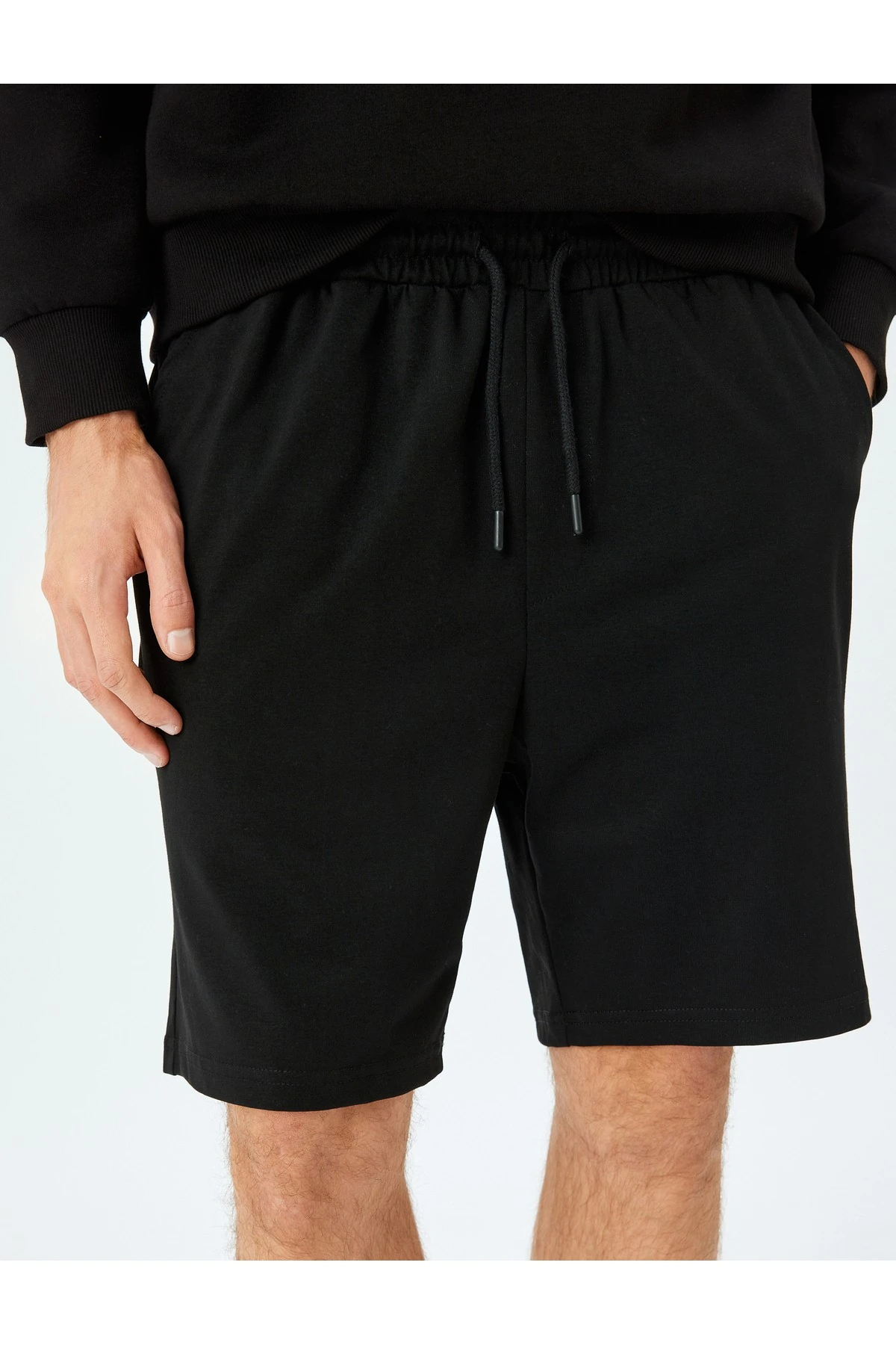 Pamuklu Cep Detaylı Beli Bağcıklı Kısa Şort