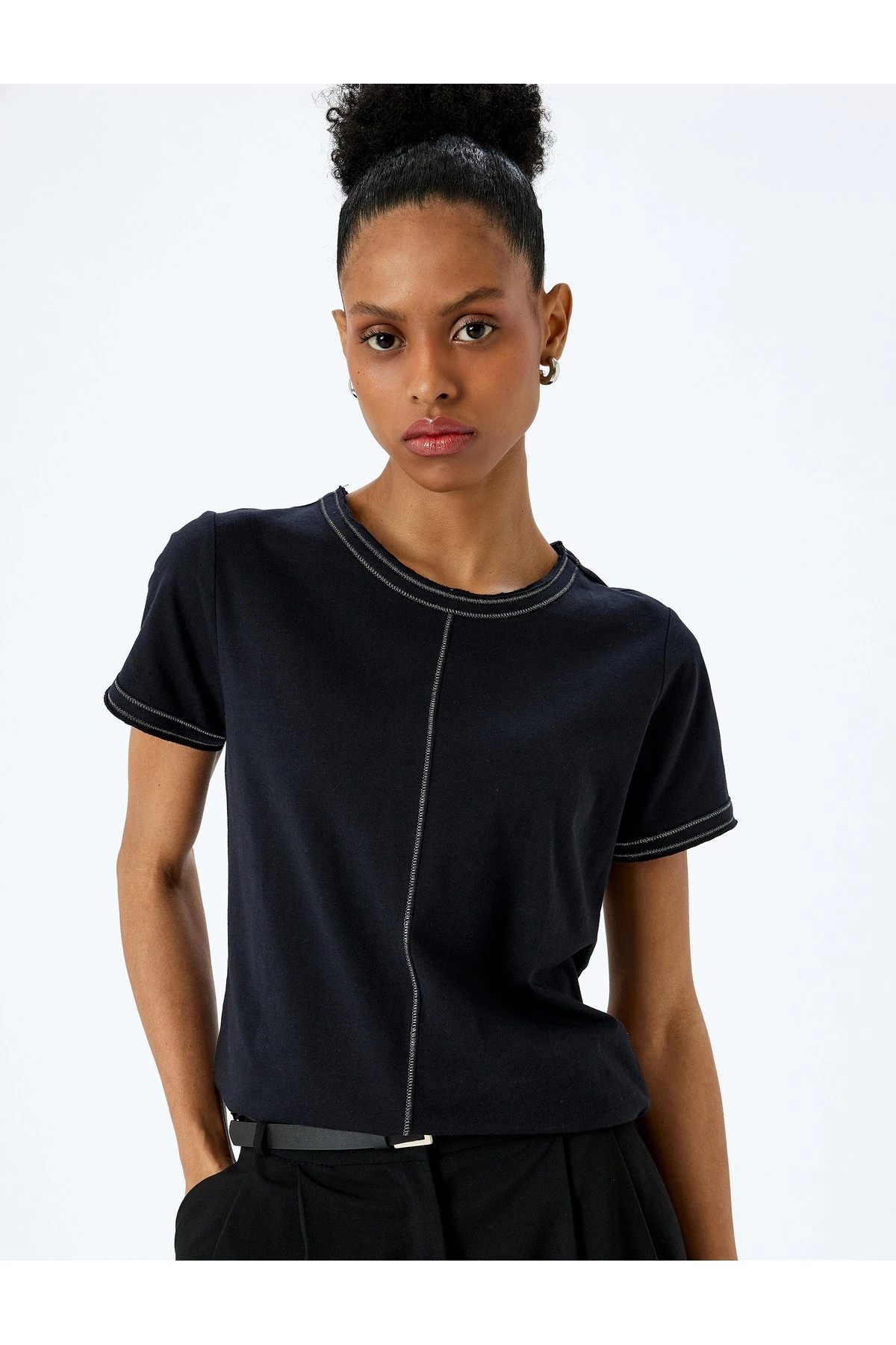 Pamuklu Dikiş Detaylı Kısa Kollu Bisiklet Yaka Tişört