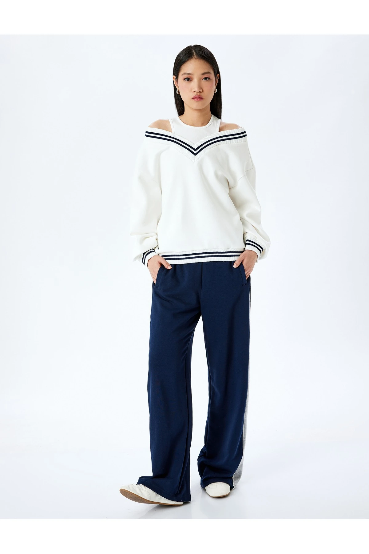 Şardonlu Biyeli Oversize V Yaka Atlet Detaylı Sweatshirt