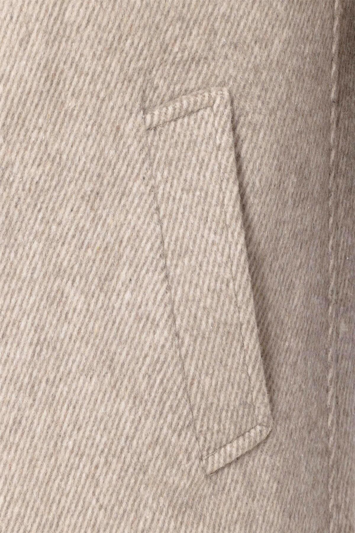 Bej Slim Armürlü Sivri Yaka Kaban