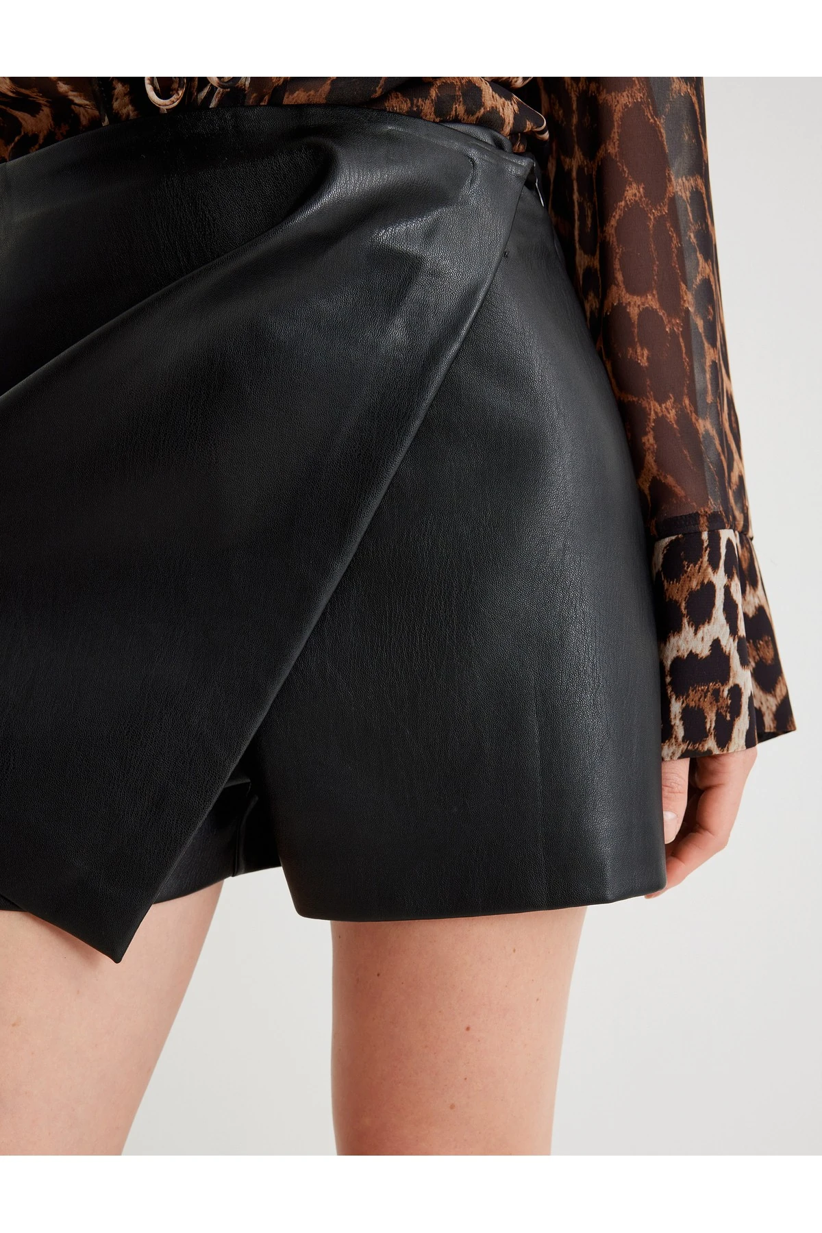 Suni Deri Kruvaze Mini Şort Etek
