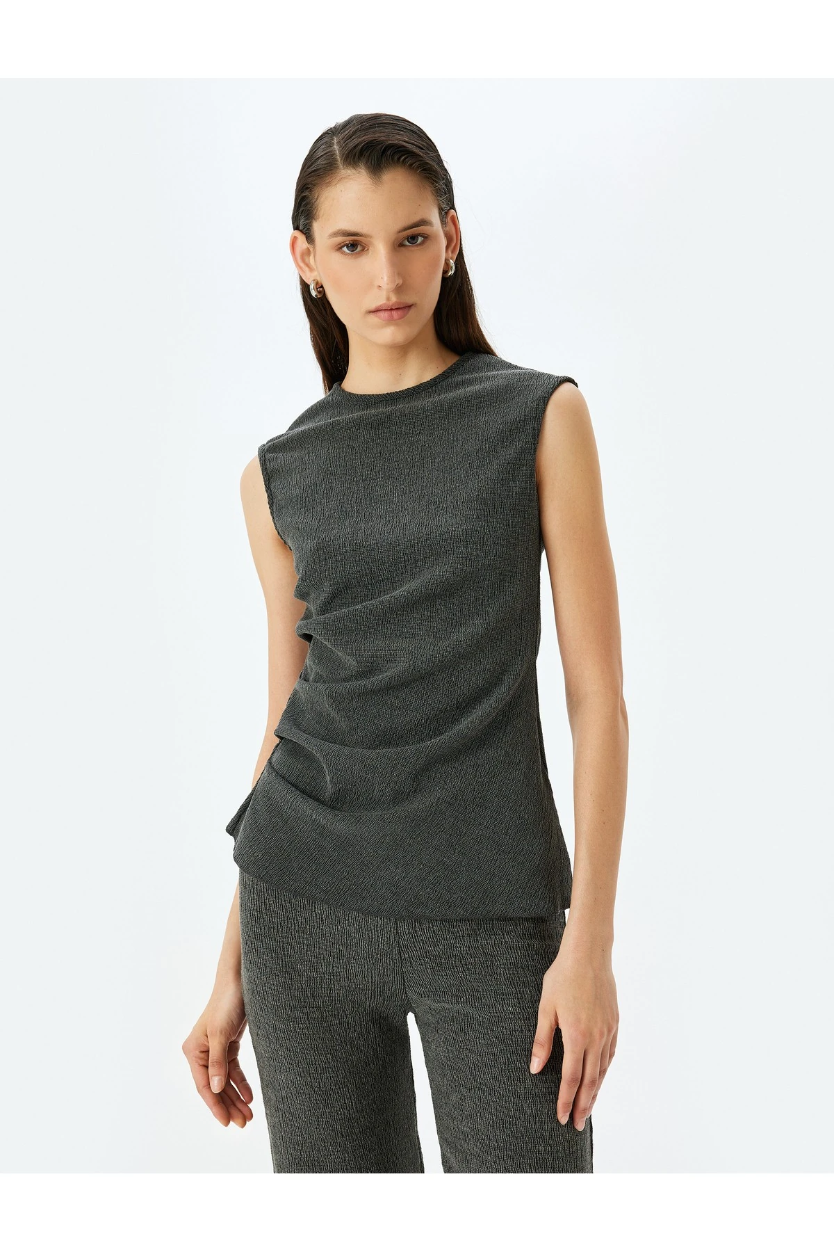 Yuvarlak Yaka Drape Detaylı Asimetrik Kolsuz Tişört