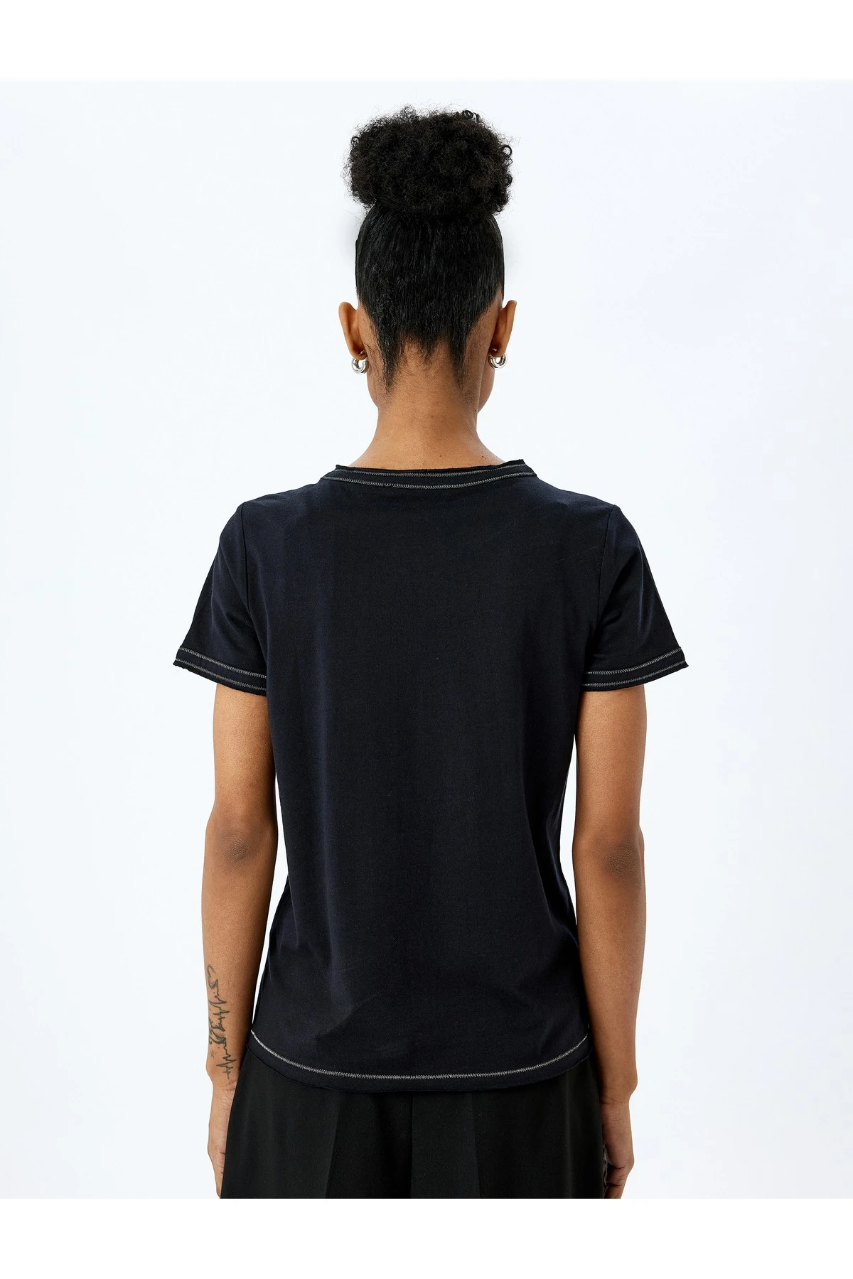 Pamuklu Dikiş Detaylı Kısa Kollu Bisiklet Yaka Tişört