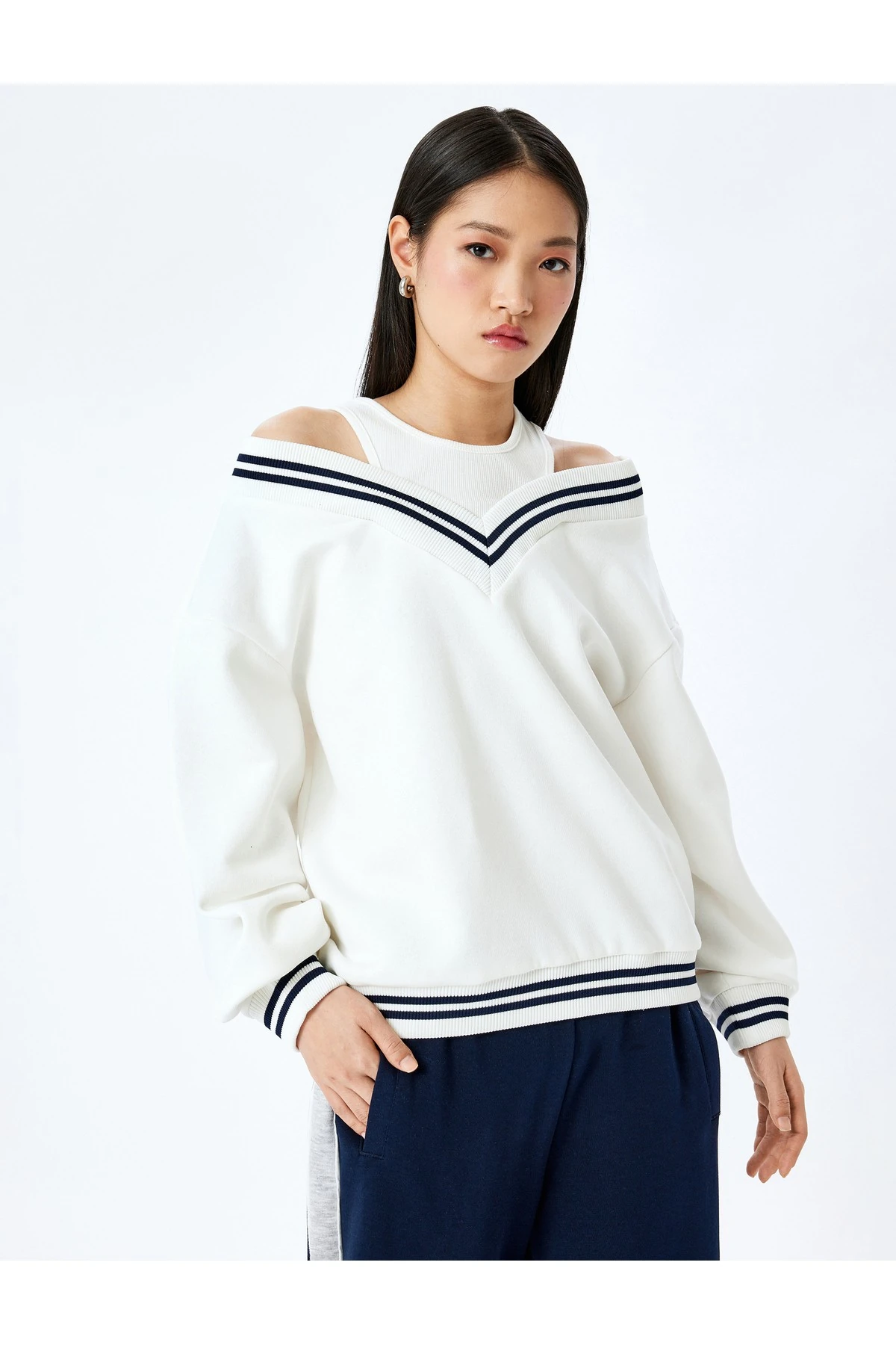 Şardonlu Biyeli Oversize V Yaka Atlet Detaylı Sweatshirt