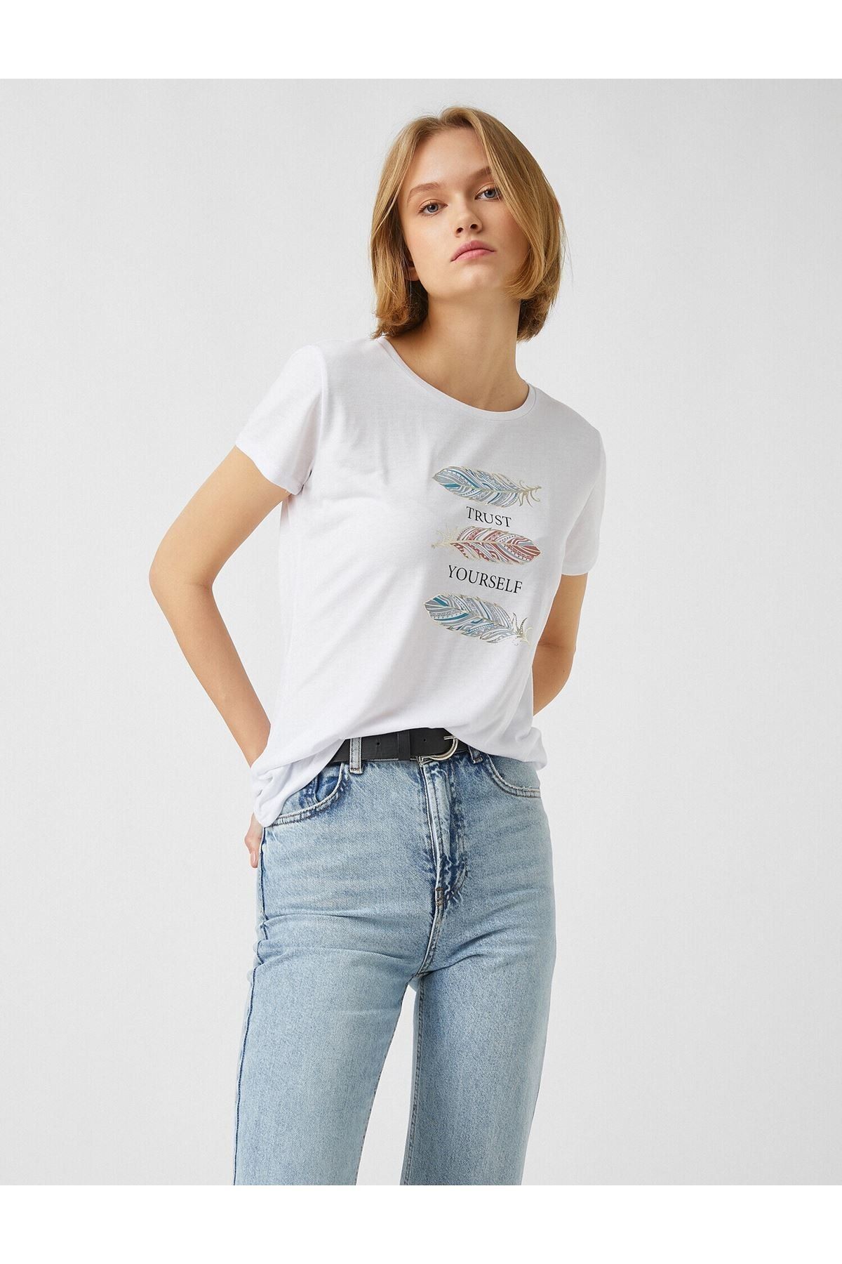 2yak13493yk Yuvarlak Yaka Kısa Kollu Normal Kalıp Koyu Beyaz Kadın T-shirt