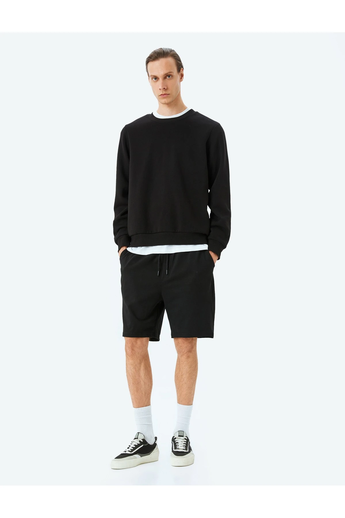 Pamuklu Cep Detaylı Beli Bağcıklı Kısa Şort