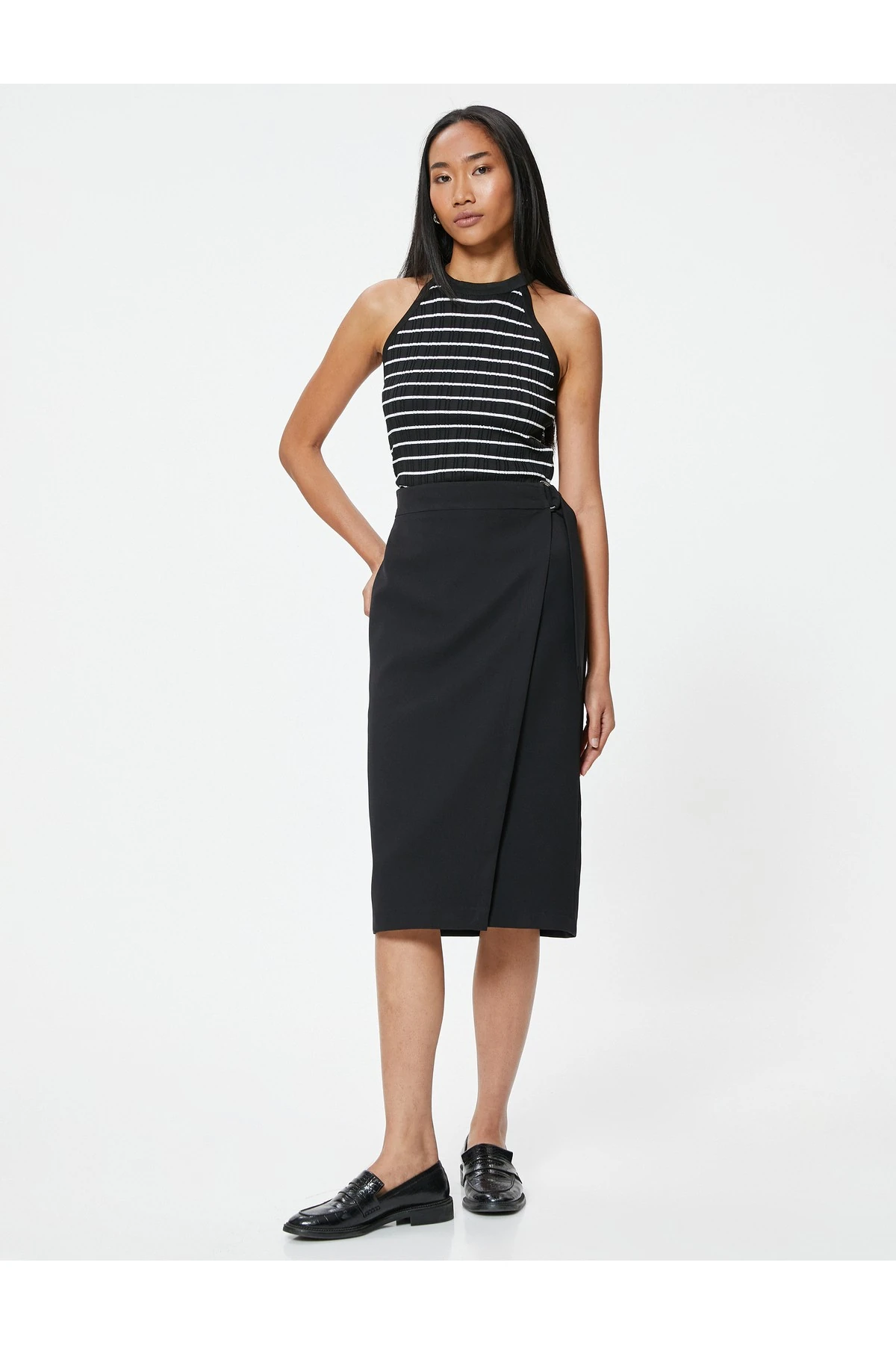 Kuşak Detaylı Metal Aksesuarlı Midi Kruvaze Etek