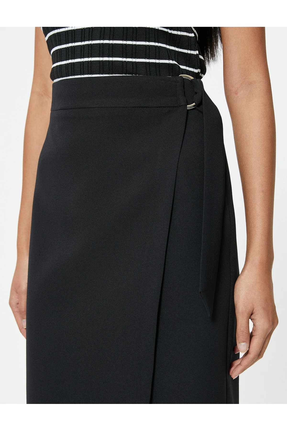 Kuşak Detaylı Metal Aksesuarlı Midi Kruvaze Etek