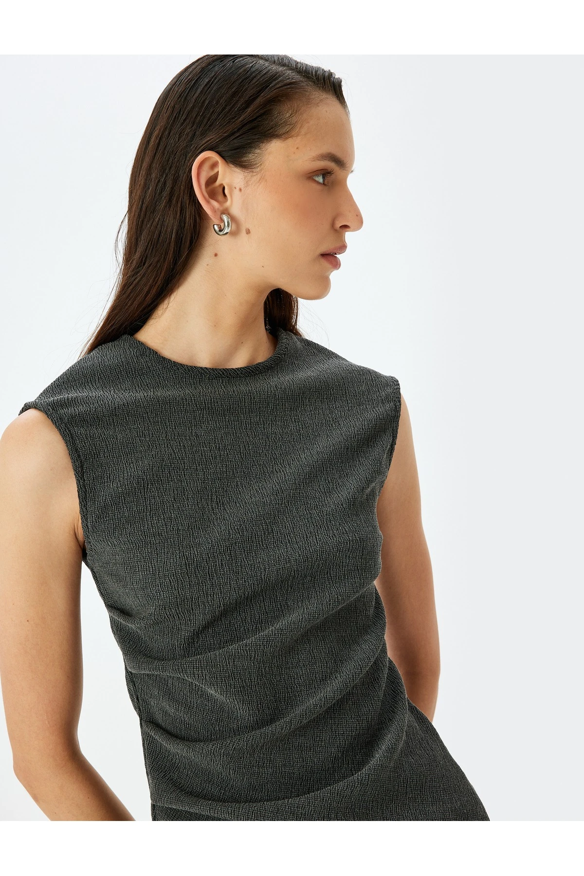 Yuvarlak Yaka Drape Detaylı Asimetrik Kolsuz Tişört