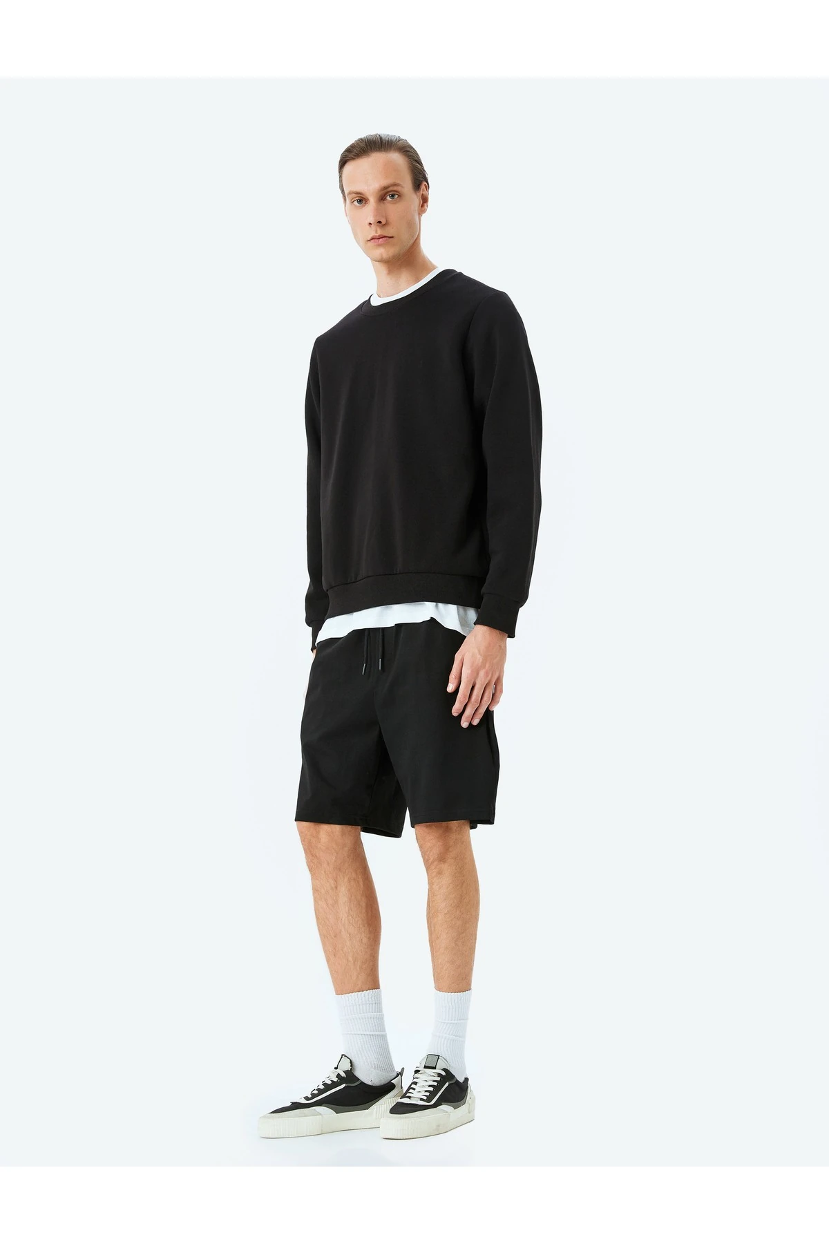 Pamuklu Cep Detaylı Beli Bağcıklı Kısa Şort