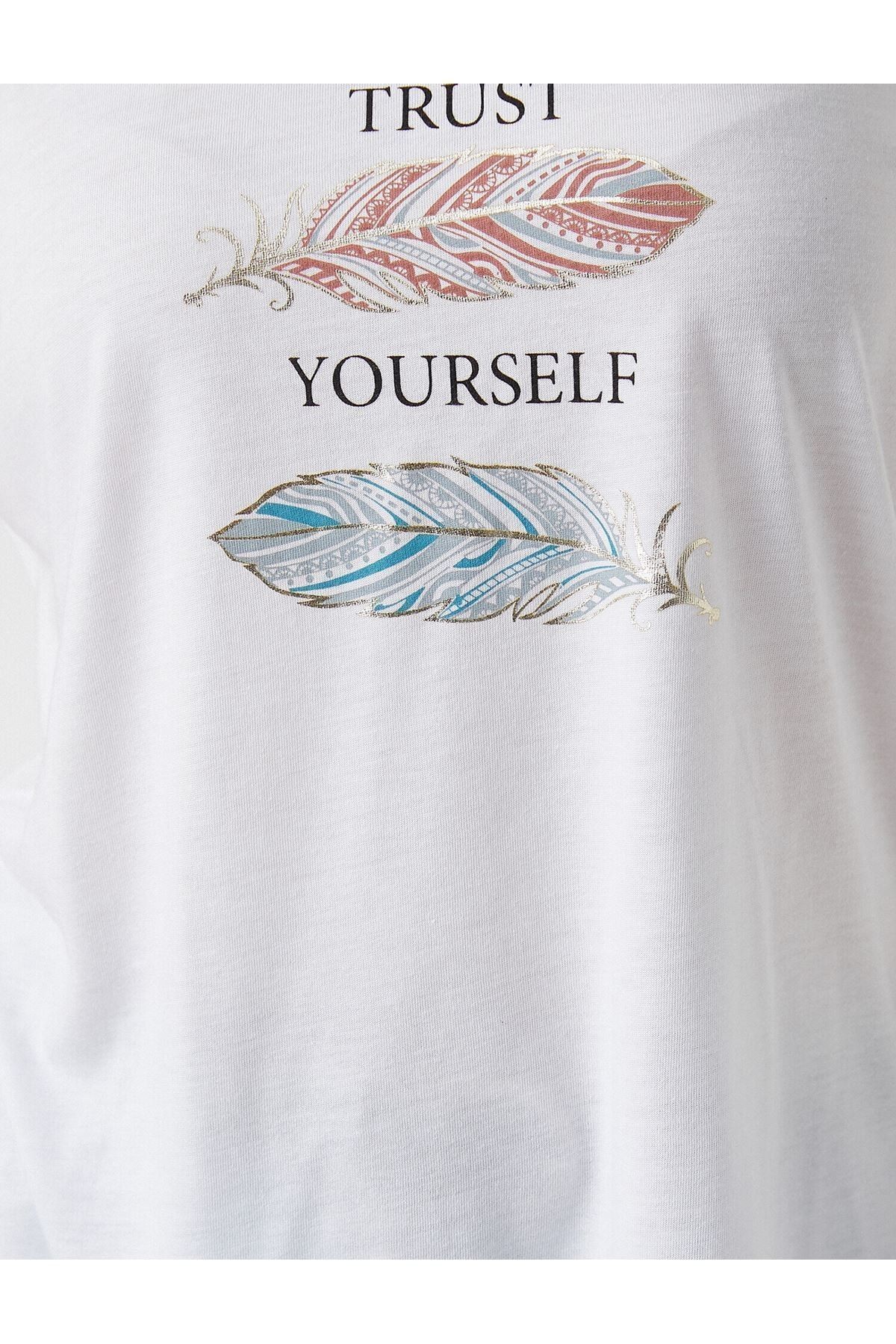 2yak13493yk Yuvarlak Yaka Kısa Kollu Normal Kalıp Koyu Beyaz Kadın T-shirt