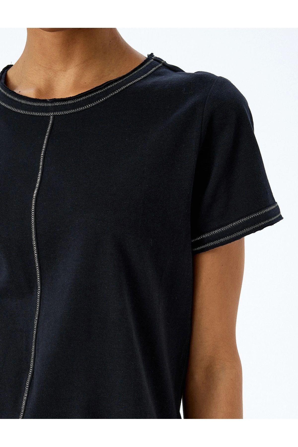 Pamuklu Dikiş Detaylı Kısa Kollu Bisiklet Yaka Tişört