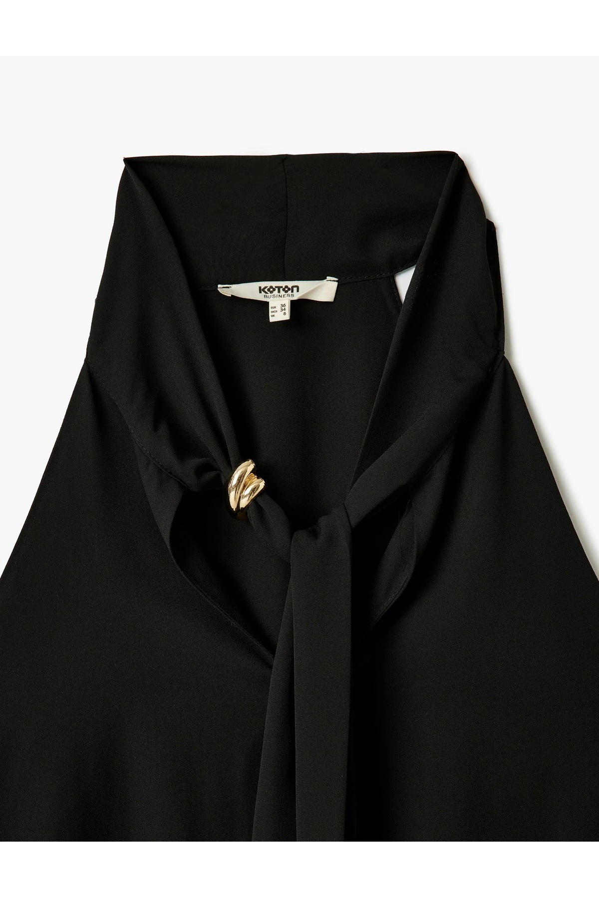 Krep Kumaş Aksesuar Detaylı Fular Bağlama Detaylı Halter Yaka Bluz