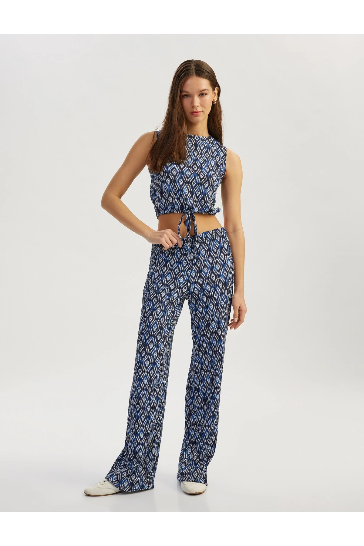 Desenli Bisiklet Yaka Bağcık Detaylı Kolsuz Crop Üst Bürümcük