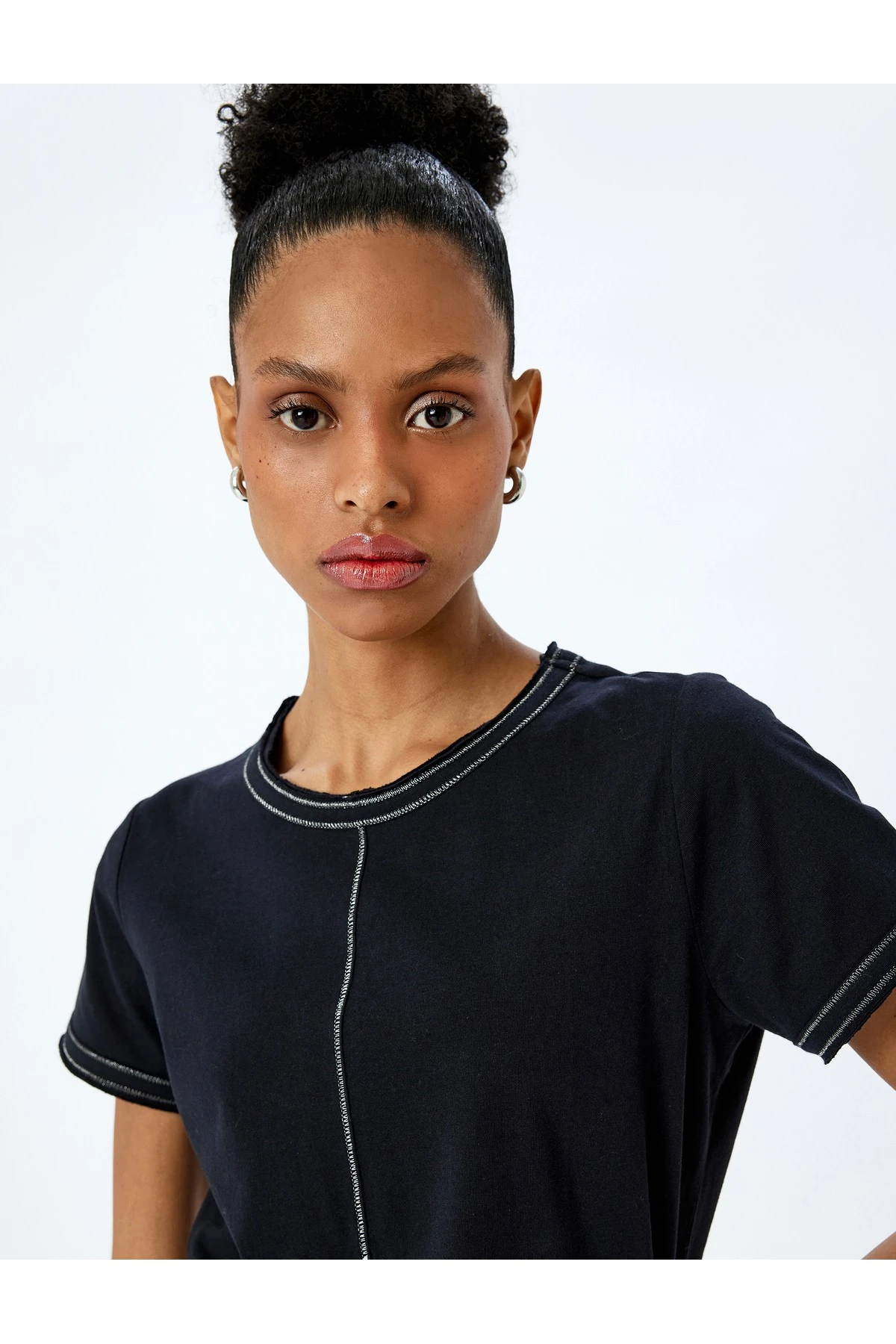 Pamuklu Dikiş Detaylı Kısa Kollu Bisiklet Yaka Tişört