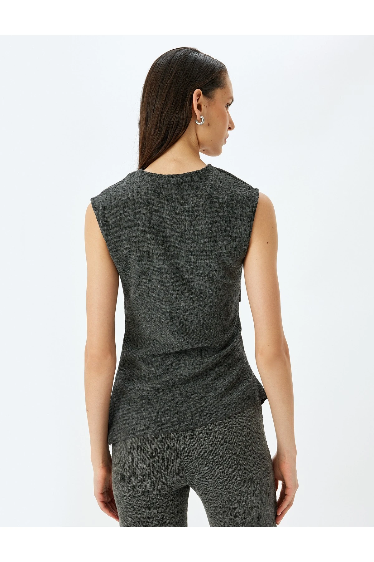 Yuvarlak Yaka Drape Detaylı Asimetrik Kolsuz Tişört