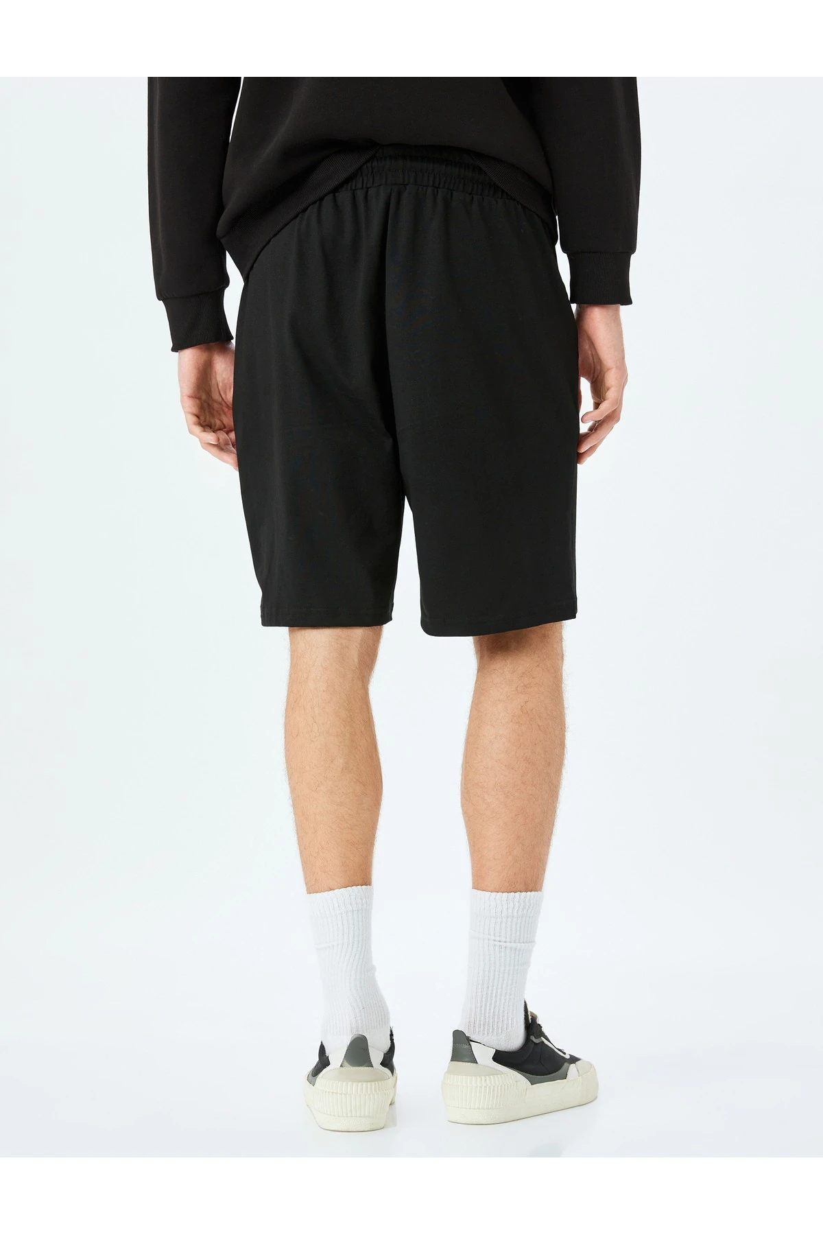 Pamuklu Cep Detaylı Beli Bağcıklı Kısa Şort